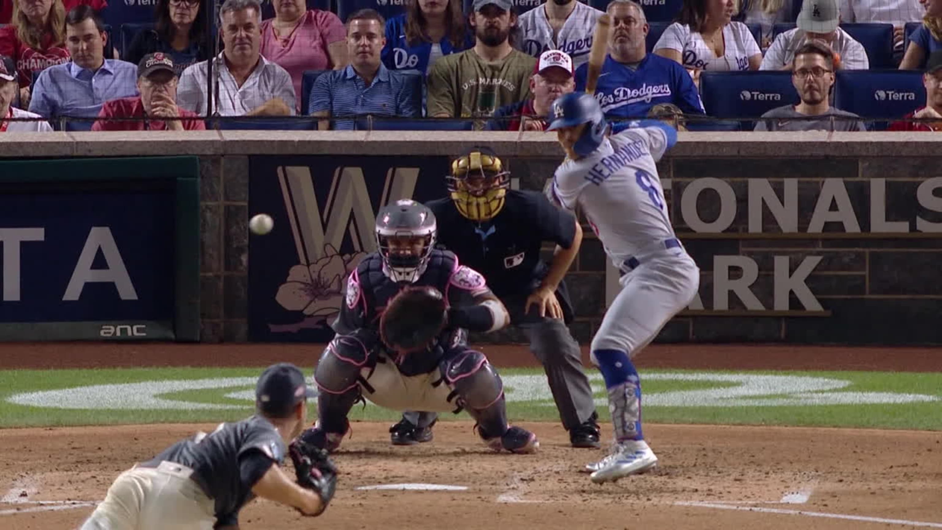 Hernández pega jonrón solitario