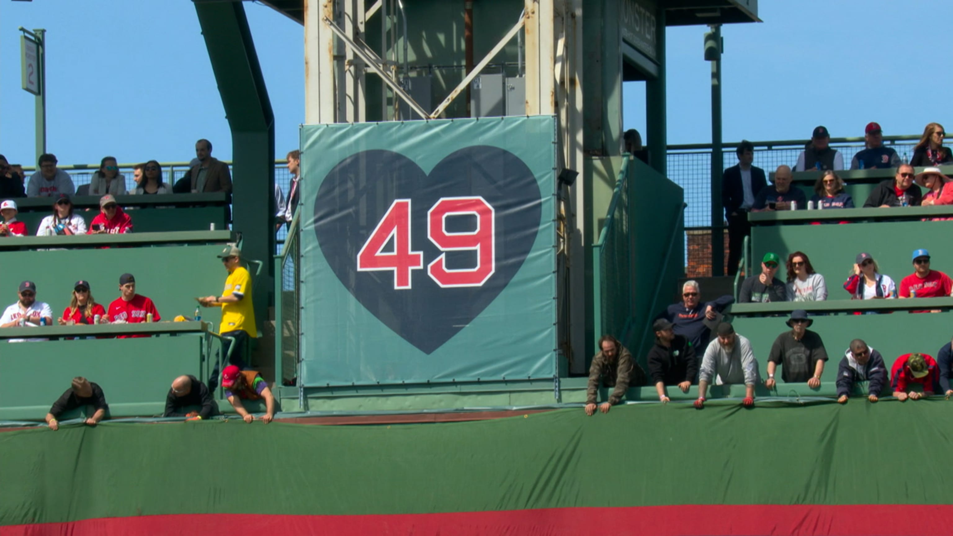 Red Sox pay tribute to Tim Wakefield
