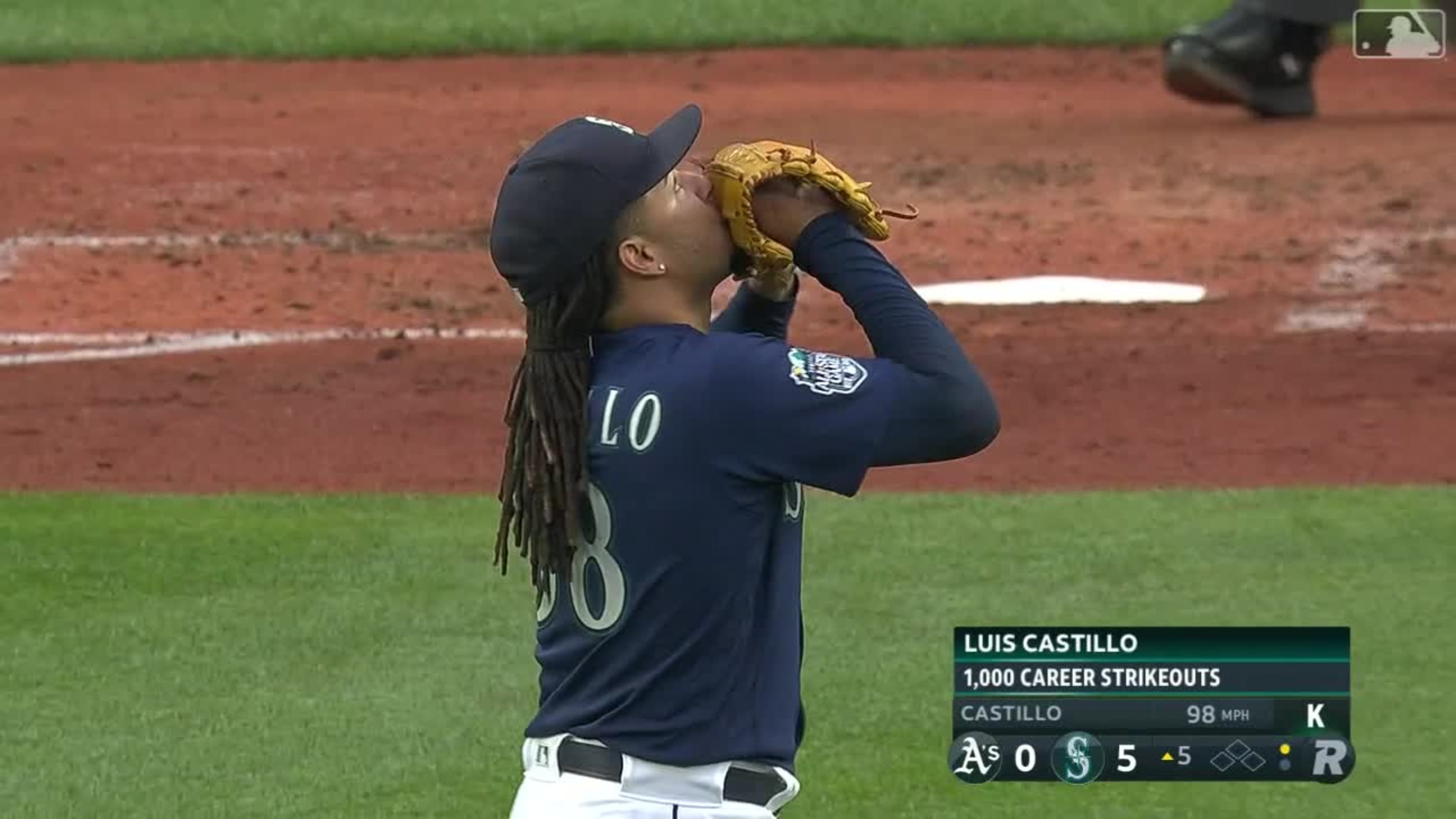 Luis Castillo records 1,000th strikeout in dominant performance