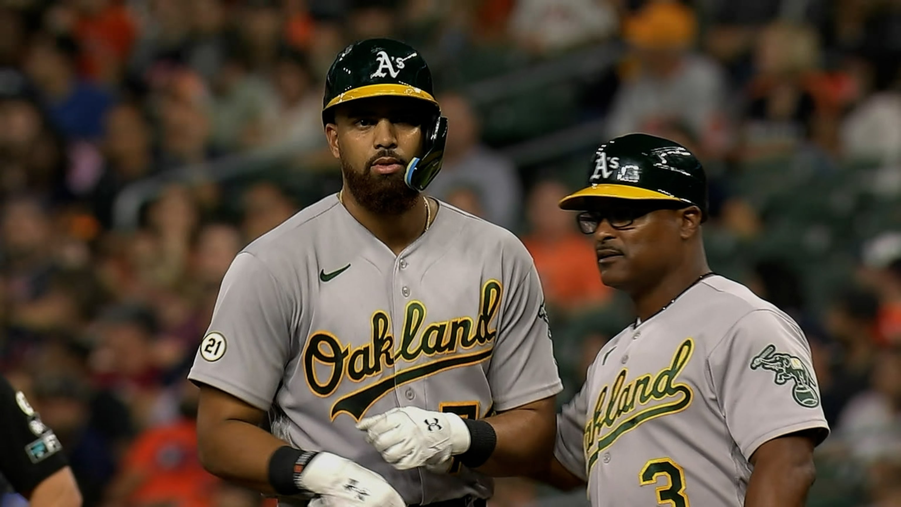 Oakland Athletics' Aledmys Diaz gestures to his former Houston Astros  teammates after receiving his 2022 World