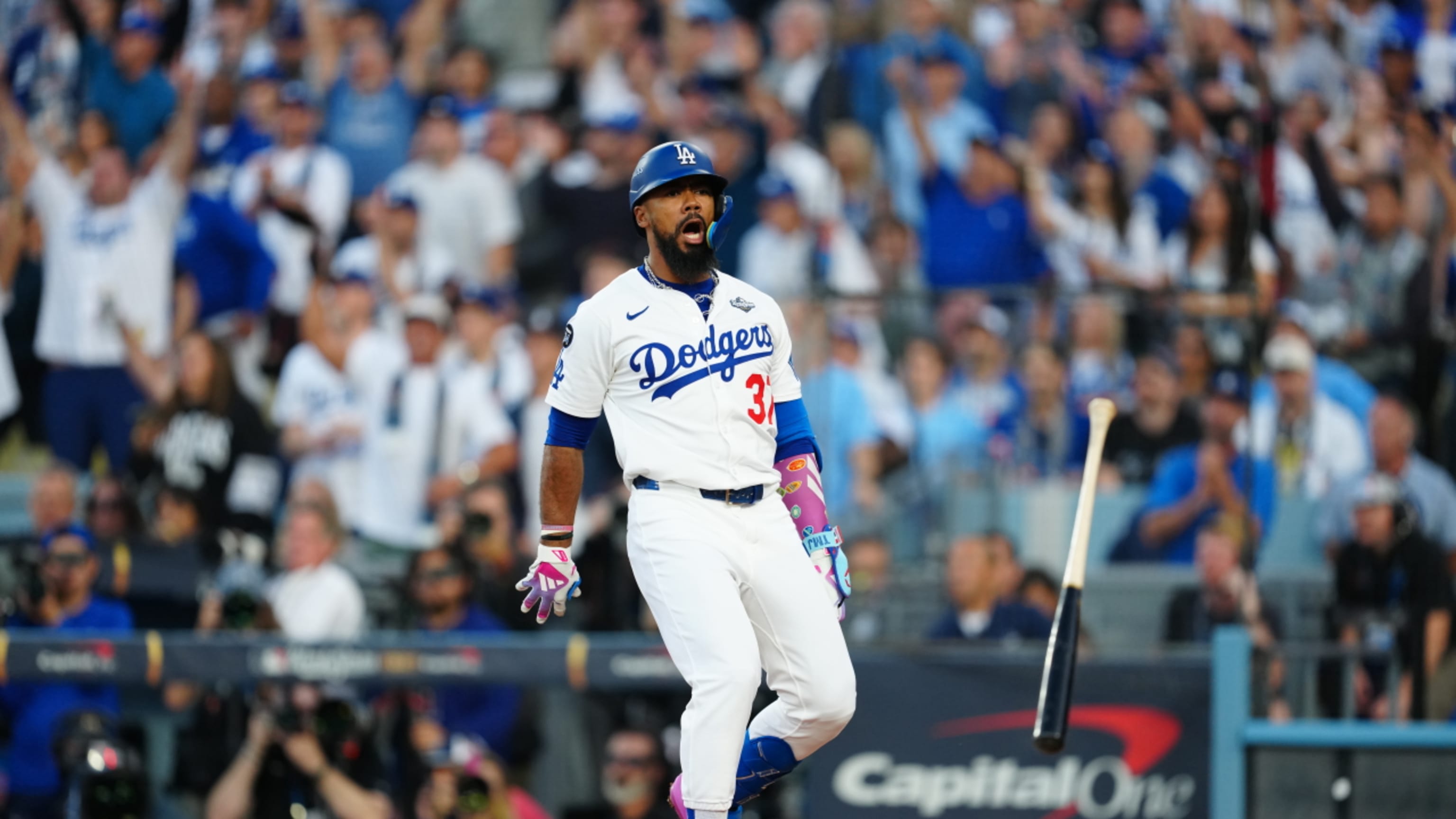 Teoscar Hernández crushes a solo home run