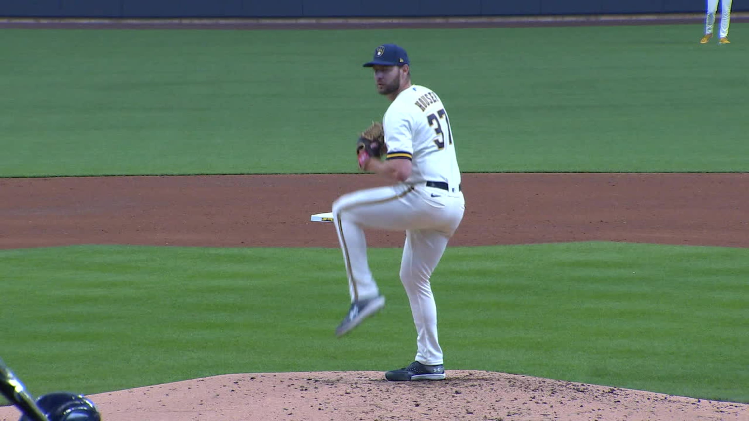 Houser domina con tres ponches