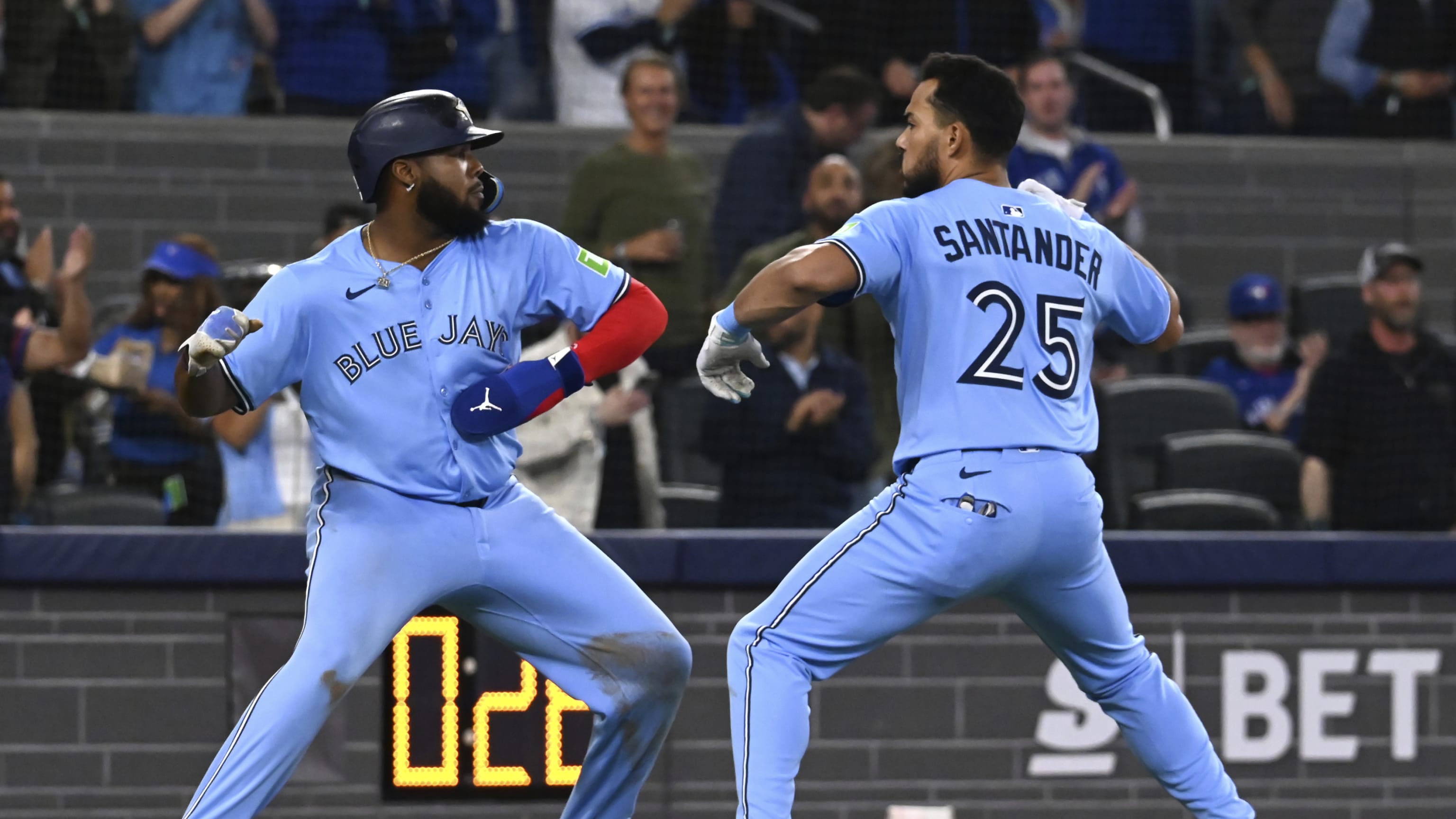 Santander empata el juego con HR de 3 rayas