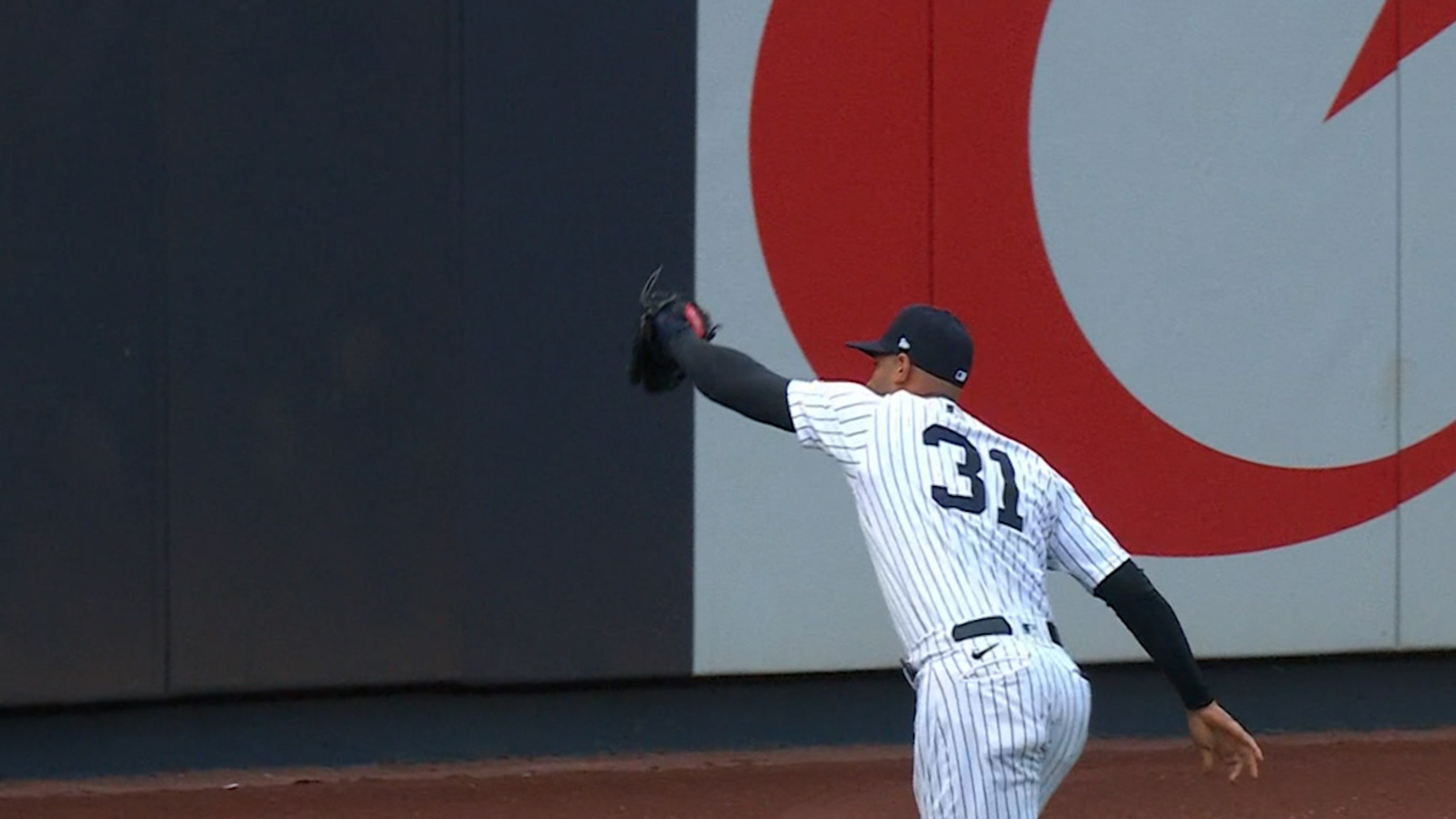 Aaron Hicks salva una carrera