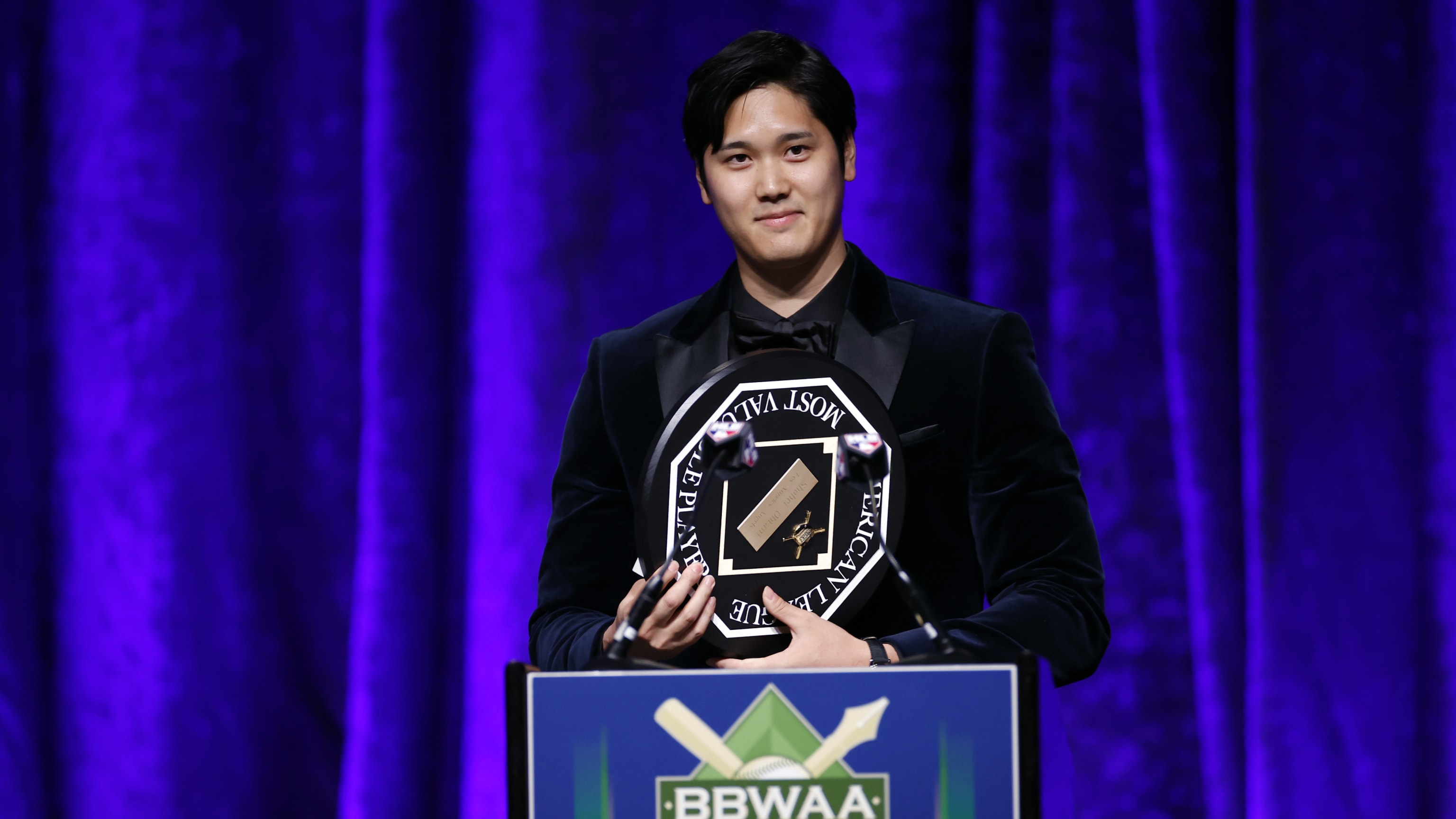 Shohei Ohtani, Ronald Acuña Jr. receive MVP Awards at BBWAA dinner