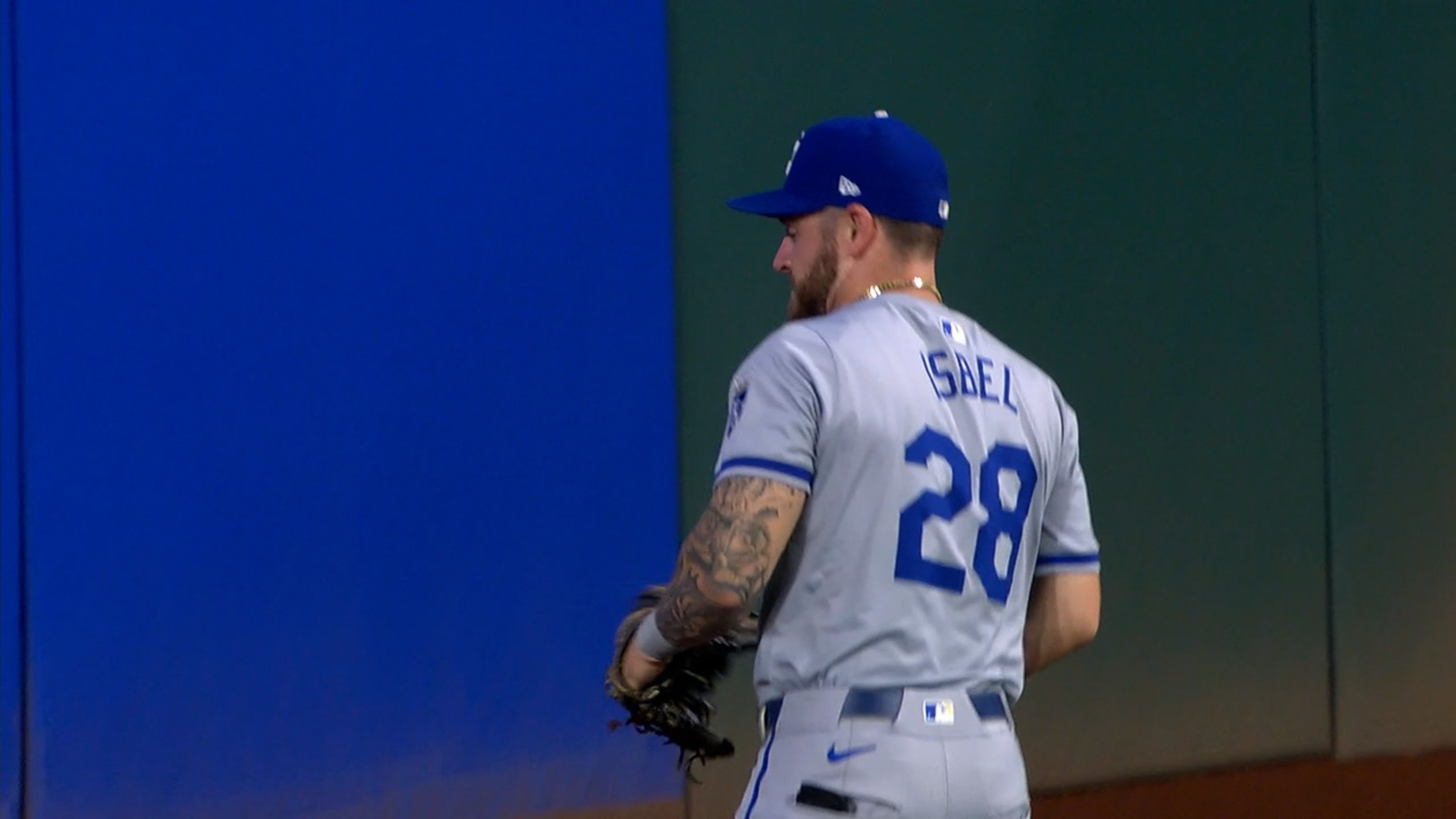 Kyle Isbel salta y atrapa la pelota