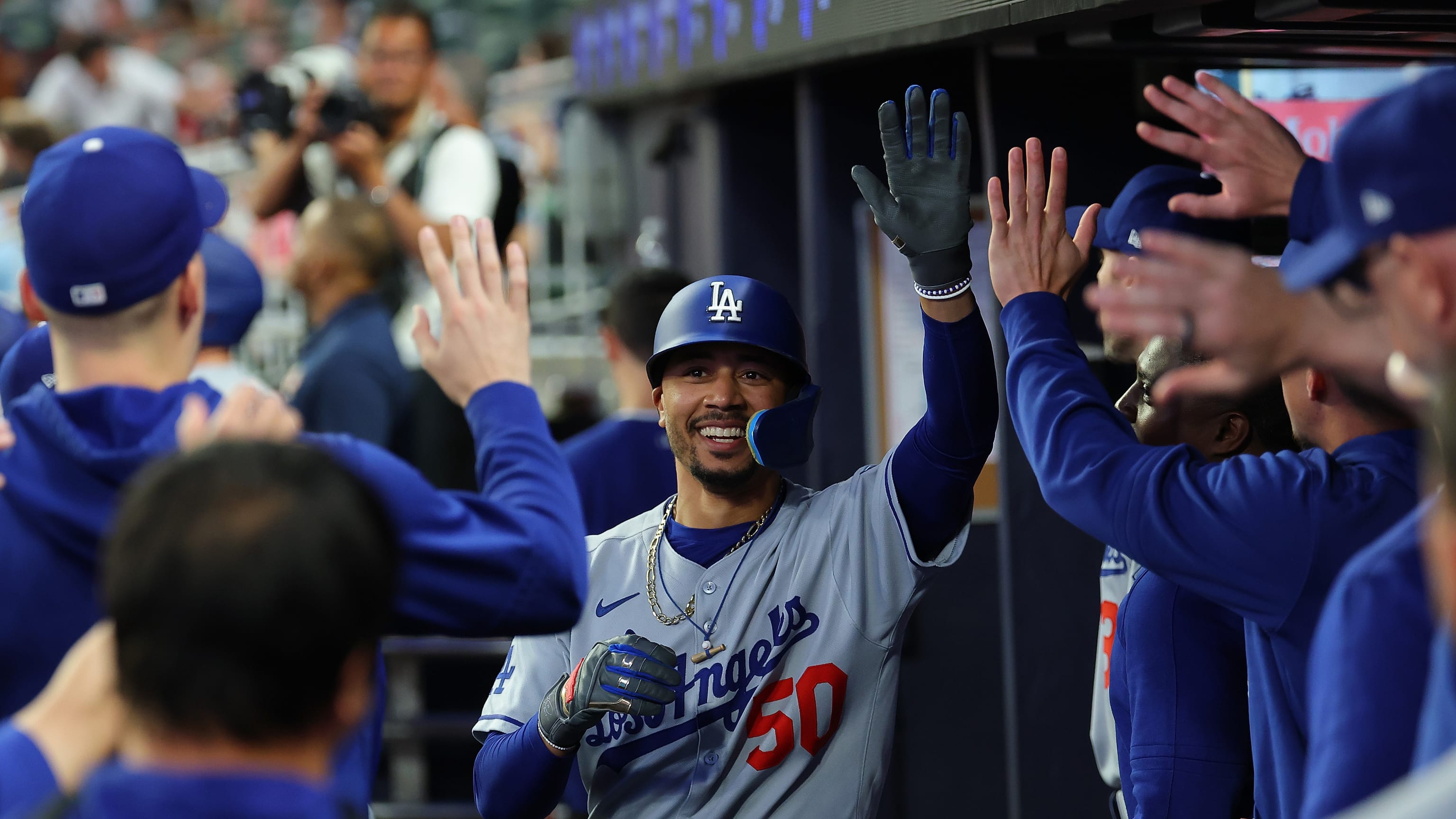 Yoshinobu Yamamoto takes no-hitter into 6th inning vs. Braves