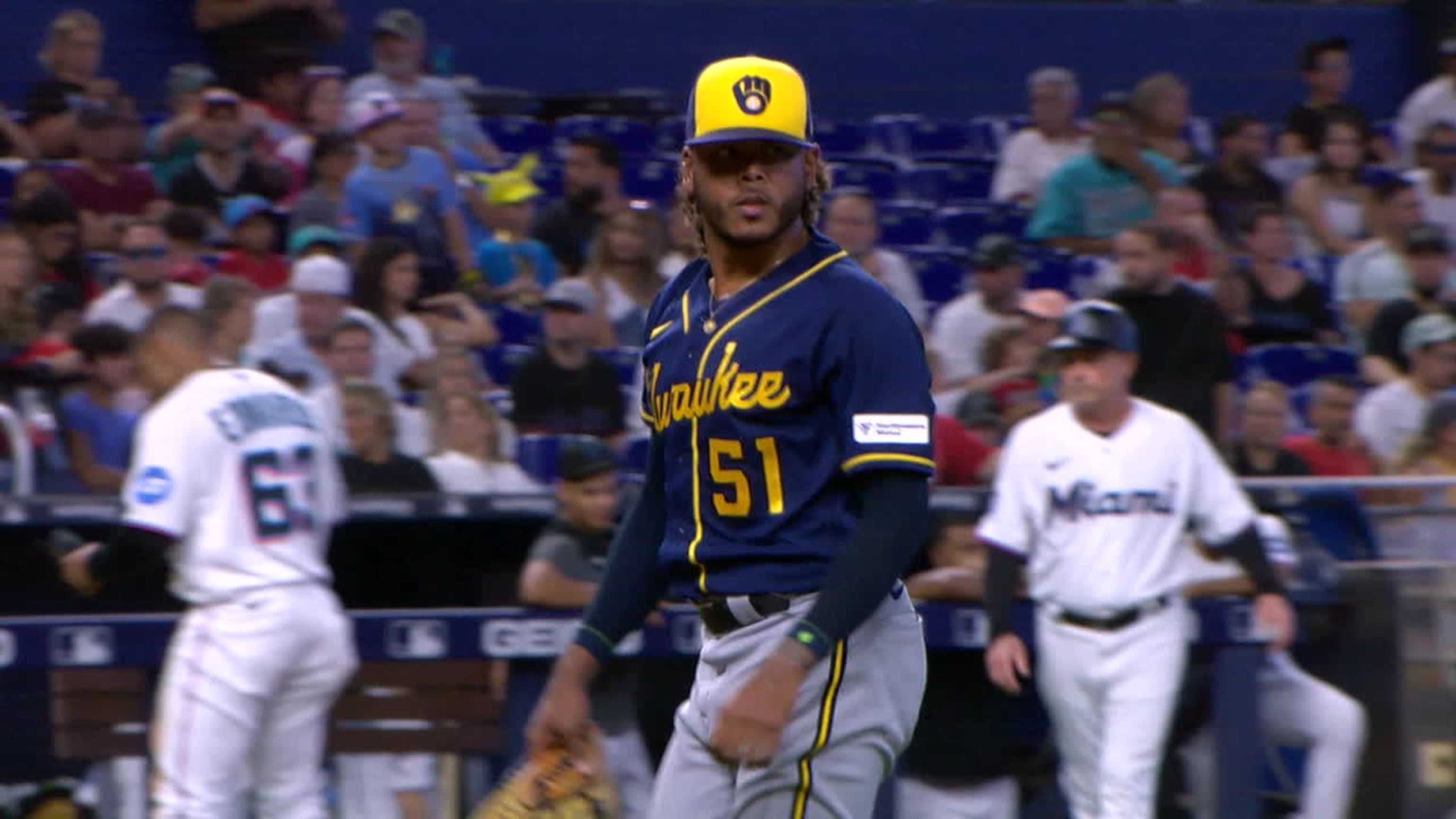 Freddy Peralta poncha a cuatro