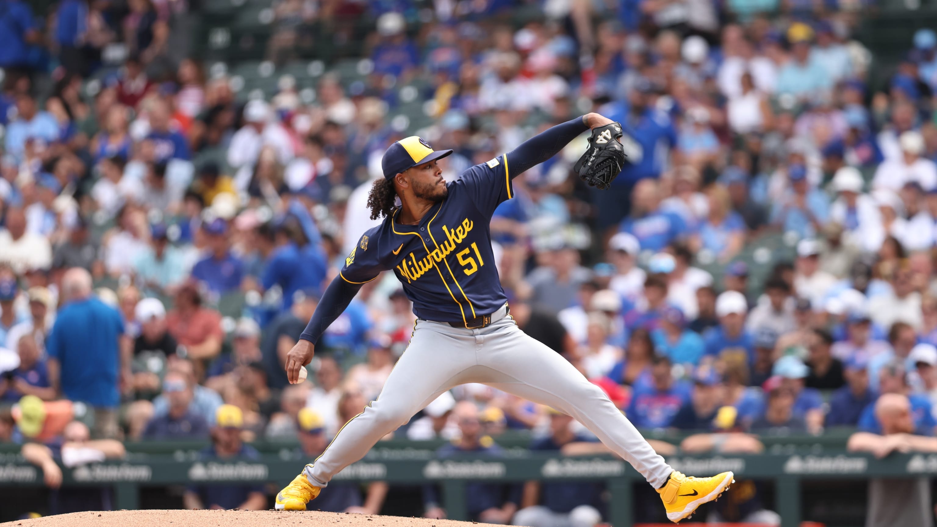 Freddy Peralta cuelga seis ceros