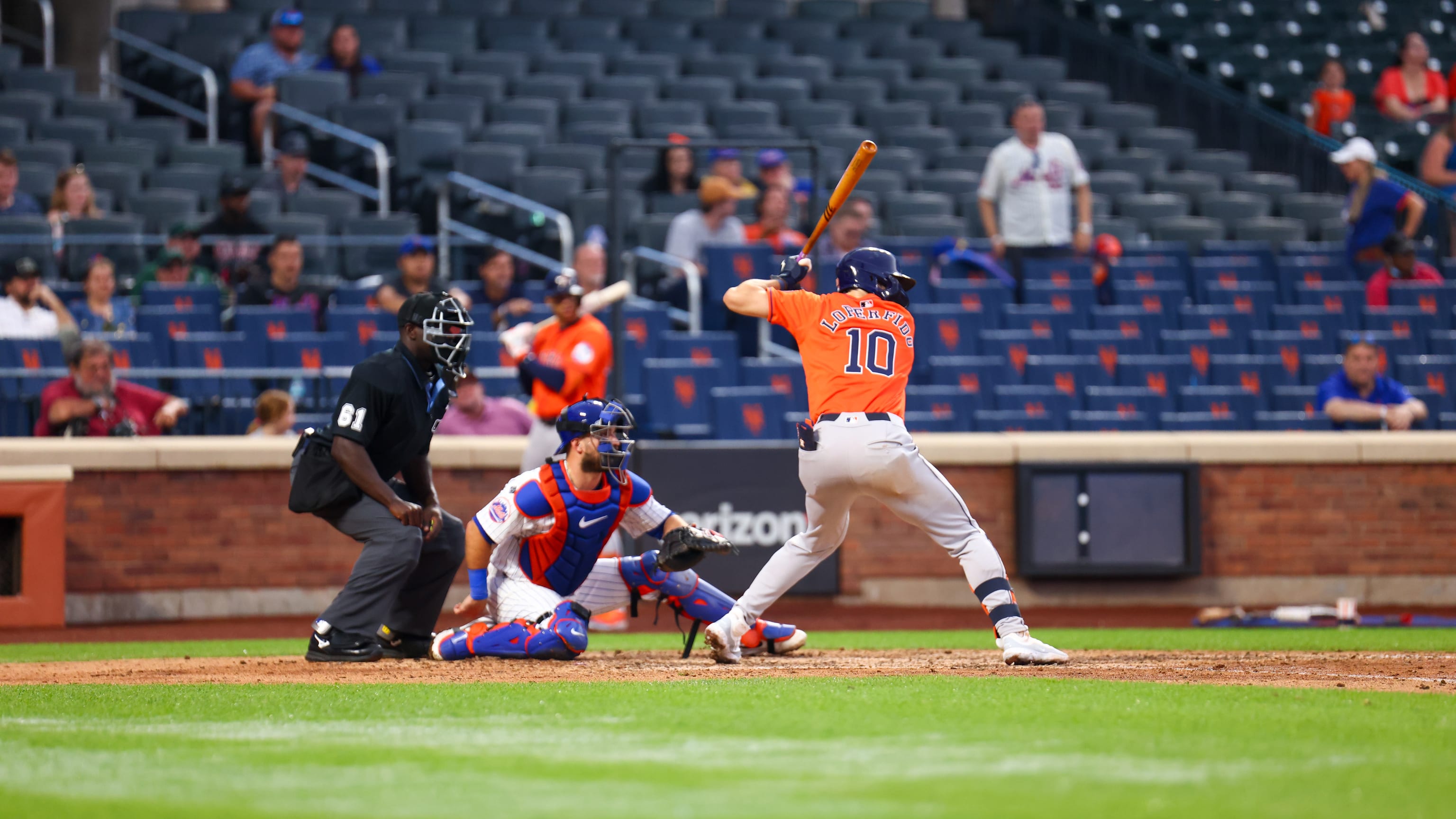 Astros score 5 in 11th to top Mets in series finale