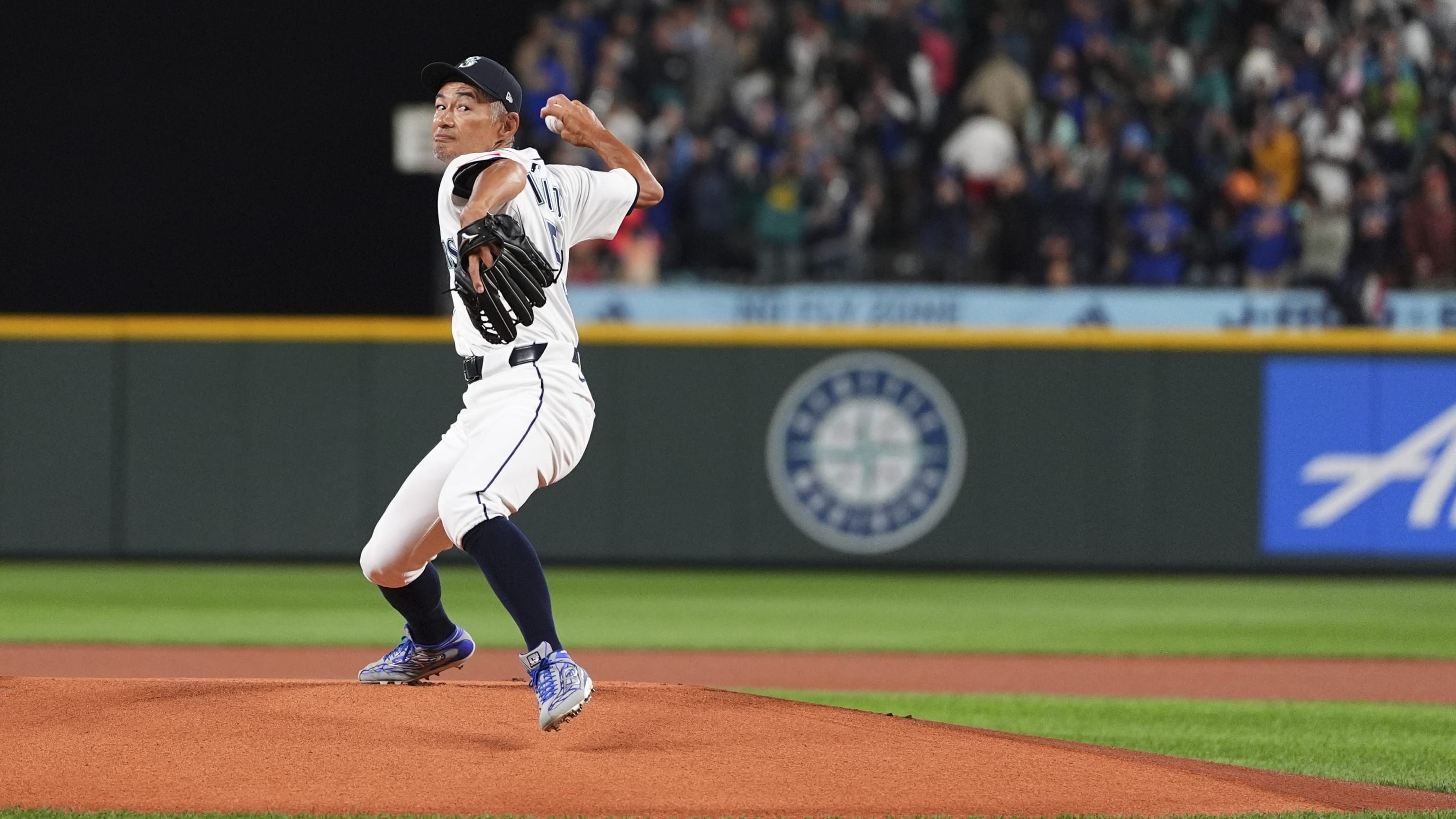 Ichiro lanza la 1ra bola