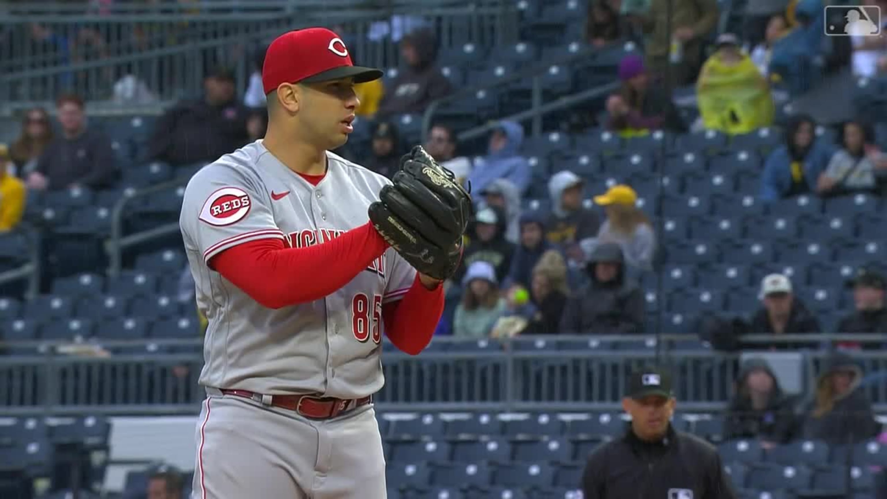 Reds offense struggles in loss to Pirates