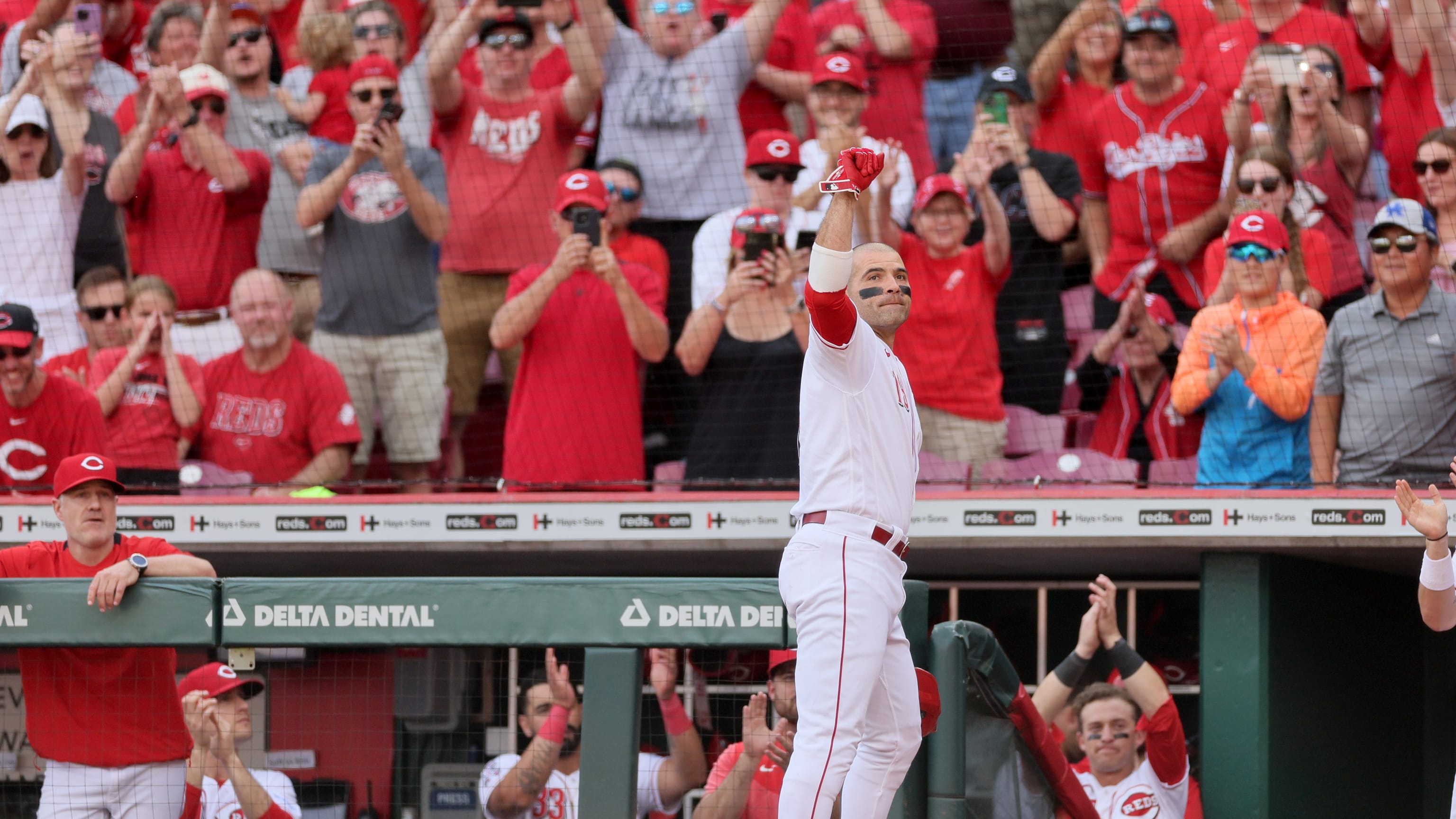 Votto receives standing ovation in possible last game at GABP