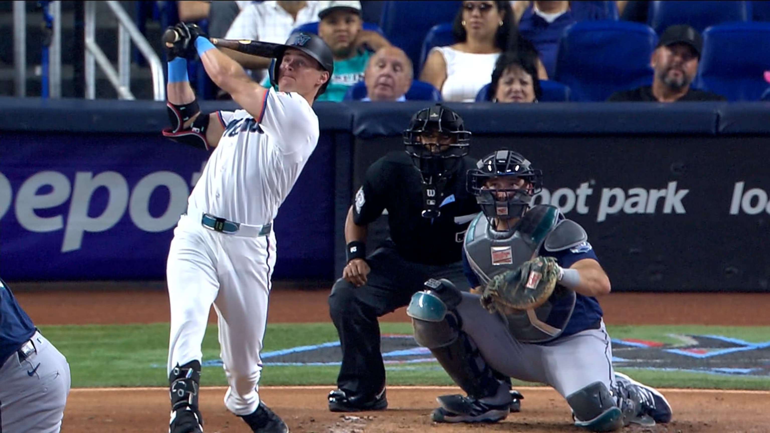 Griffin Conine iguala el partido con HR