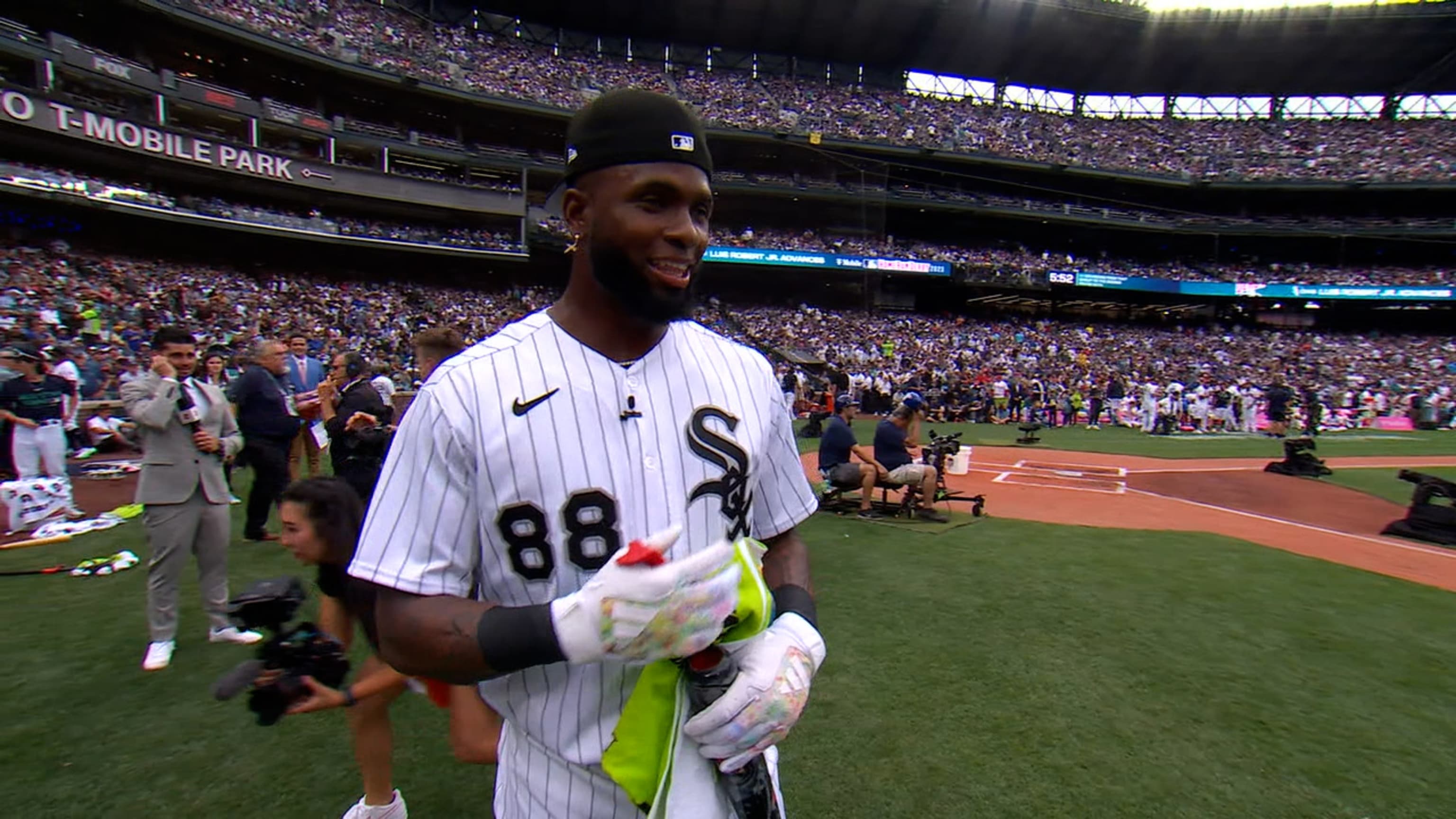 Chicago White Sox Star Luis Robert Jr. Powers His Way to Home Run Derby  Semifinals - Fastball