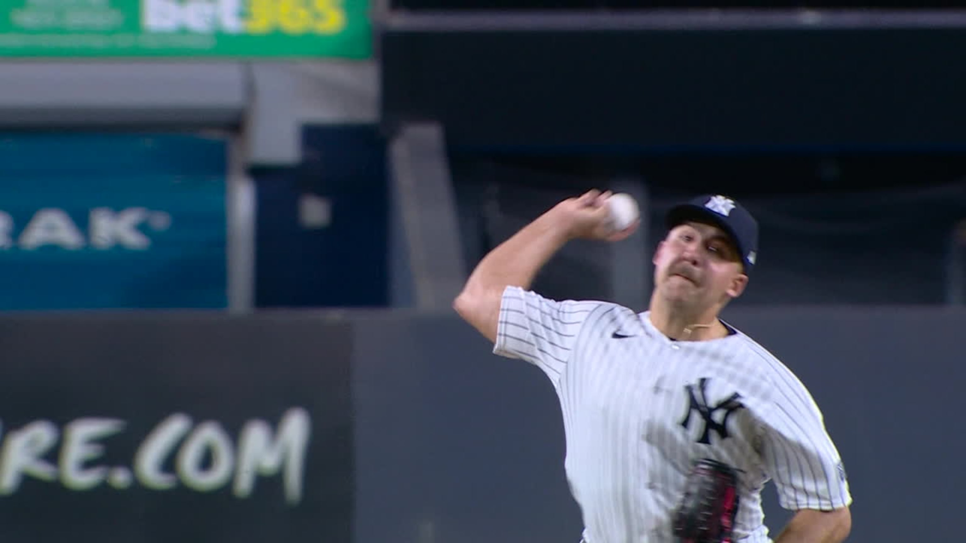 Domínguez's first Yankee Stadium homer, 3 hits lift Yanks over