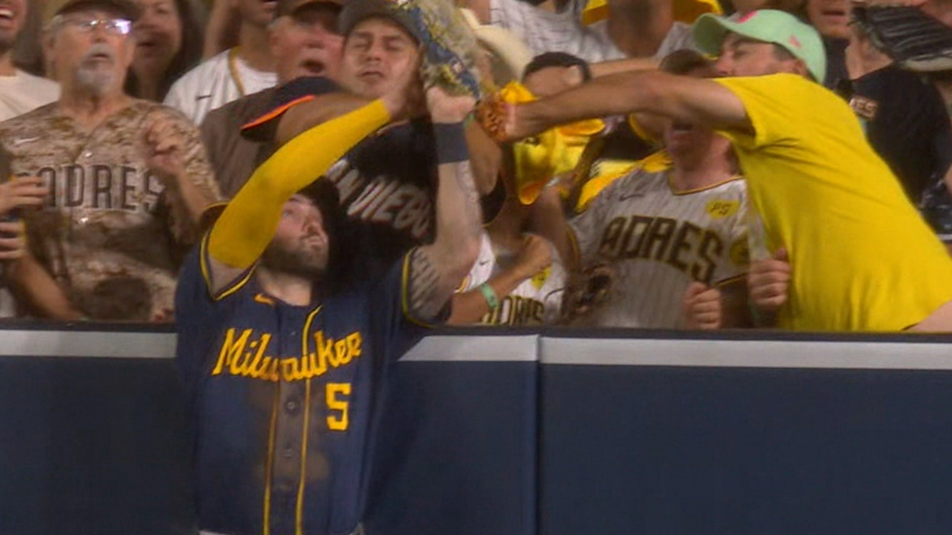 Garrett Mitchell le roba un jonrón a Machado 