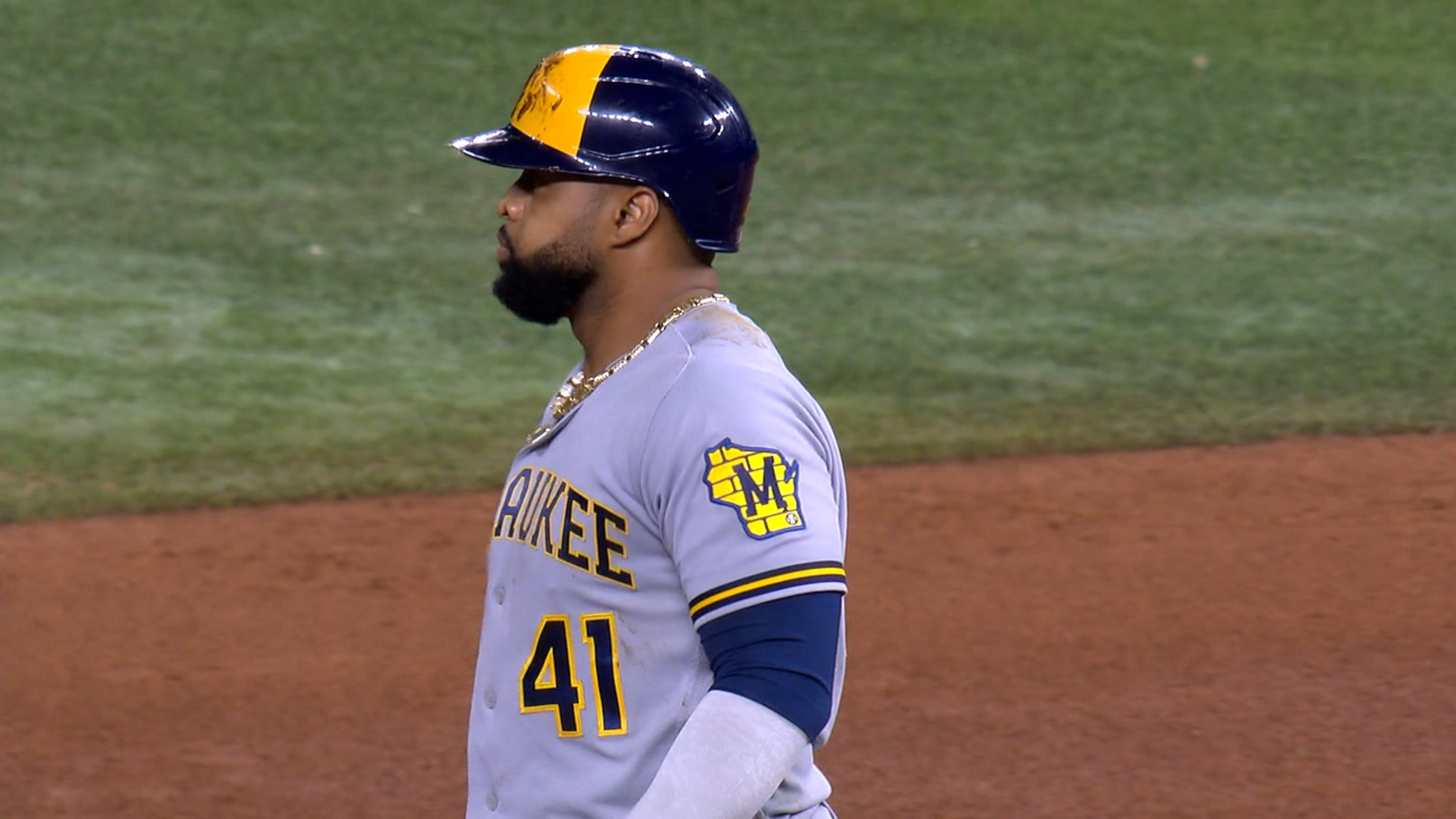 Santana produce con sencillo