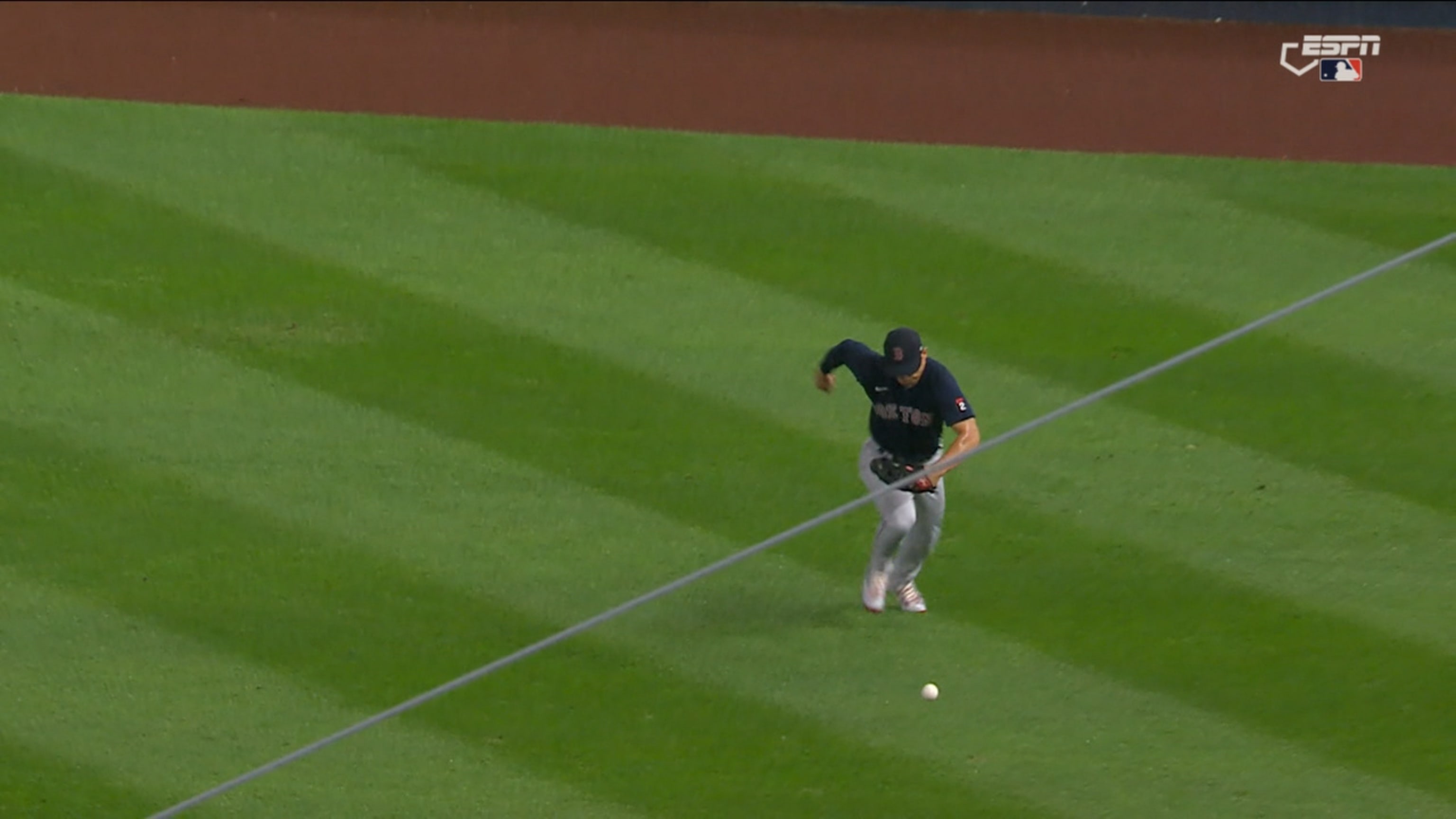 Aaron Hicks anota tras error