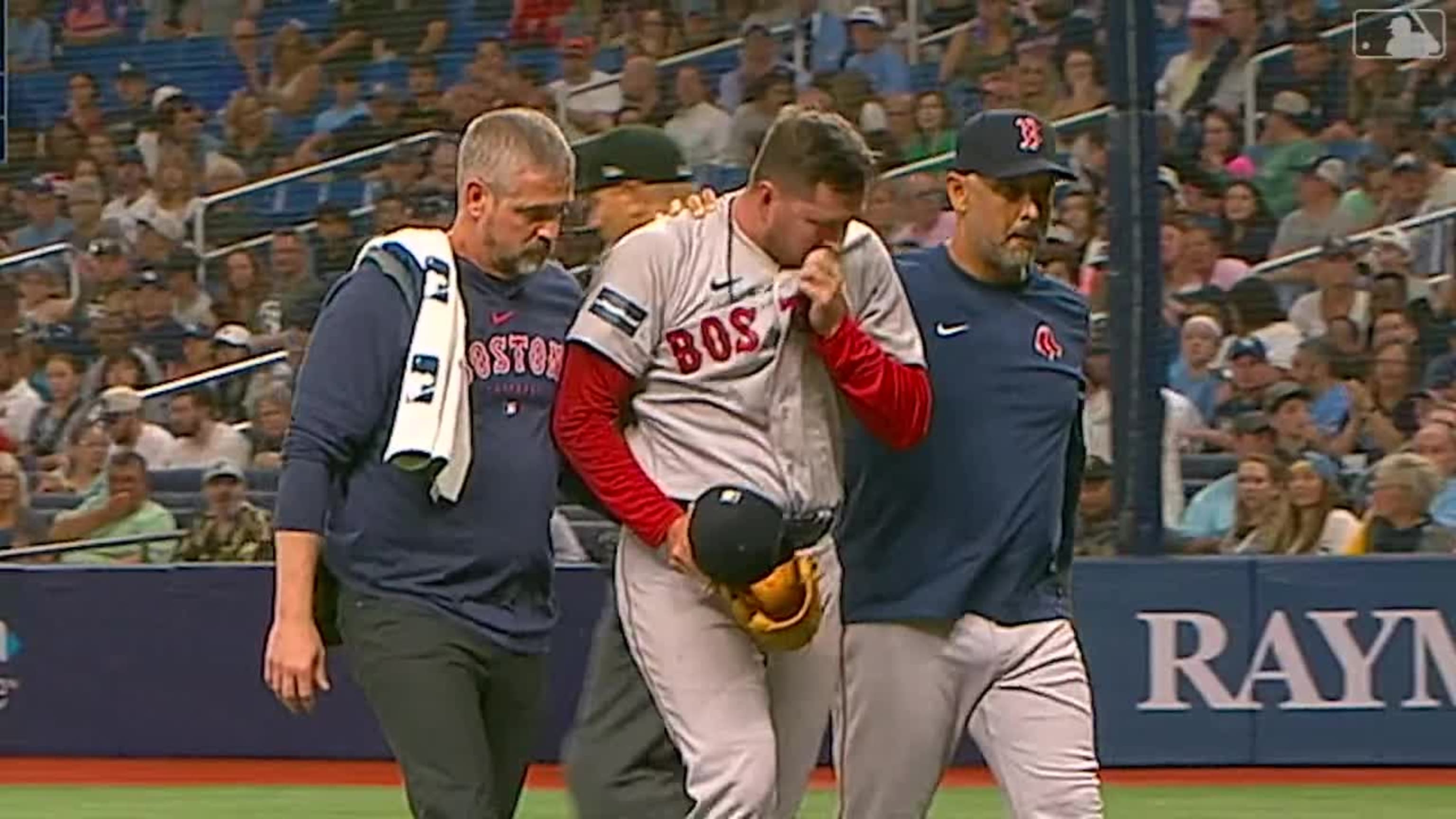 Red Sox's Zack Kelly fights back tears leaving game with elbow pain