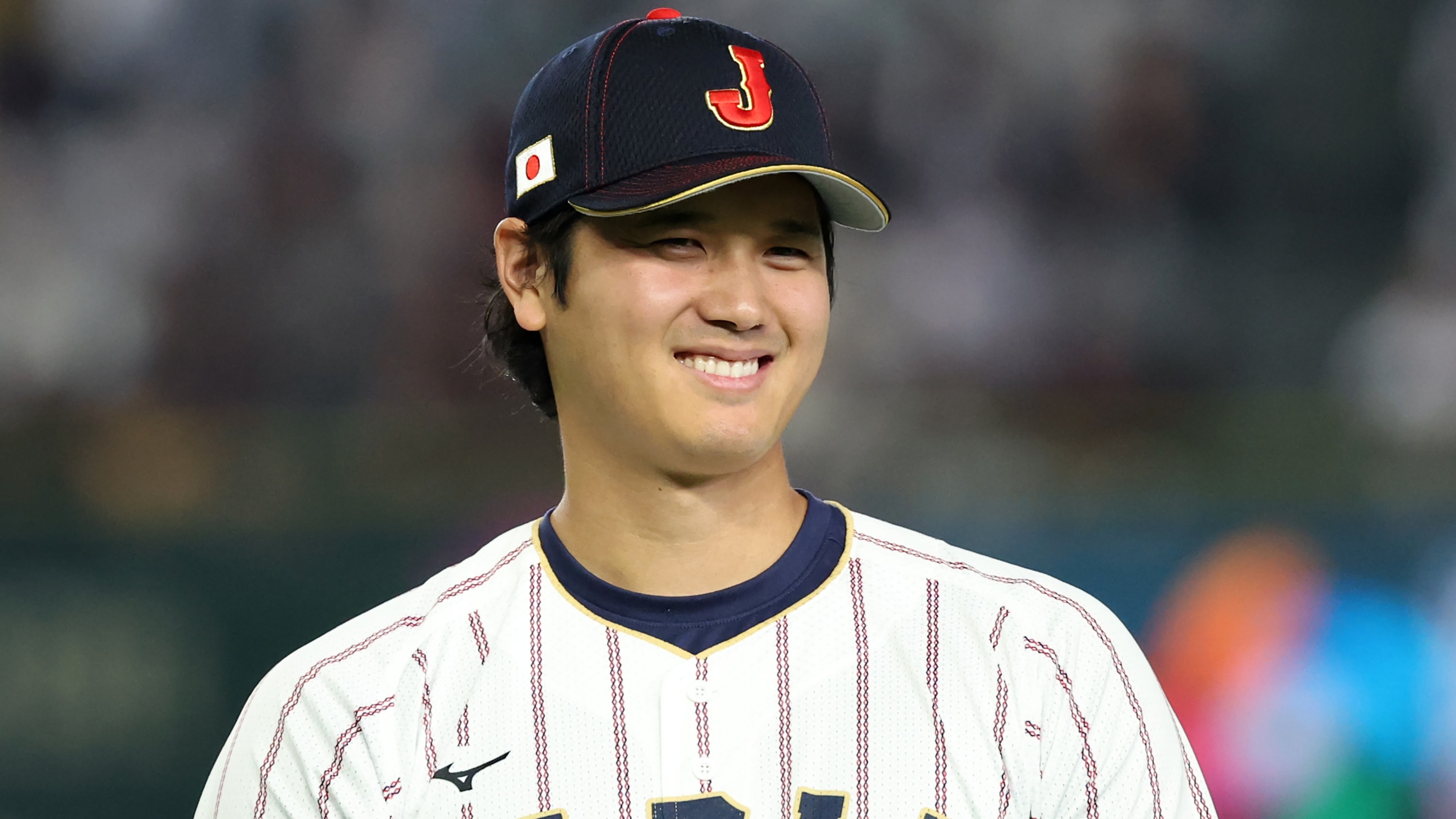 Shohei Ohtani lanza algunos pitcheos durante la práctica de bateo de Japón