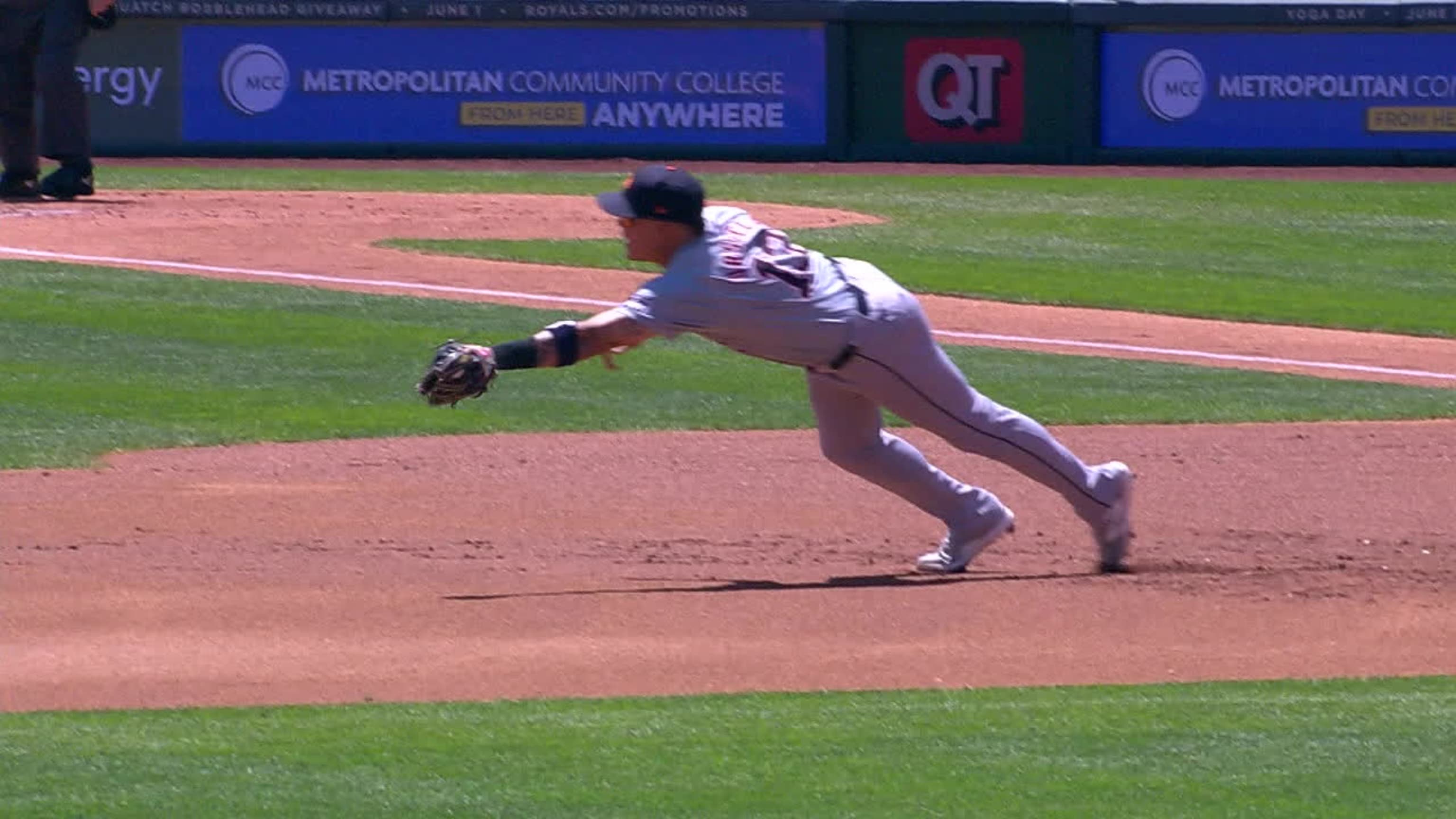 Gio Urshela's diving play 