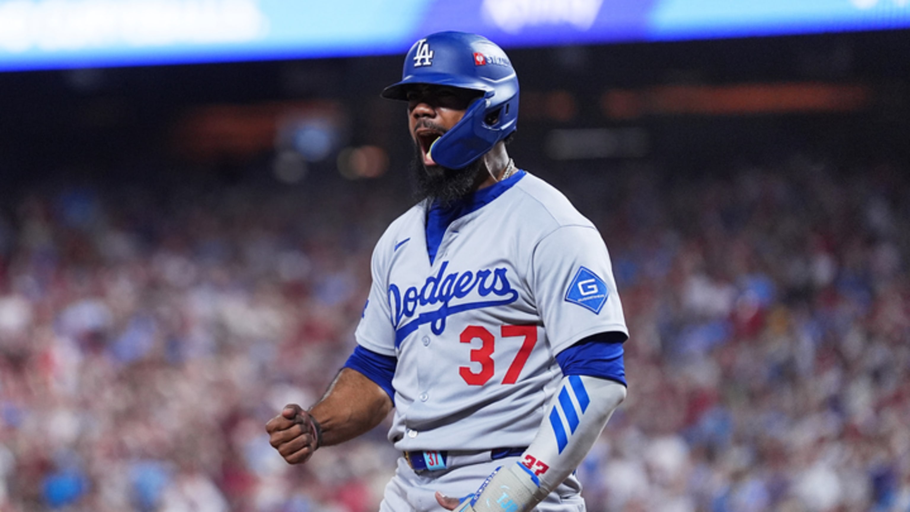 Dodgers take lead with four-run 7th inning