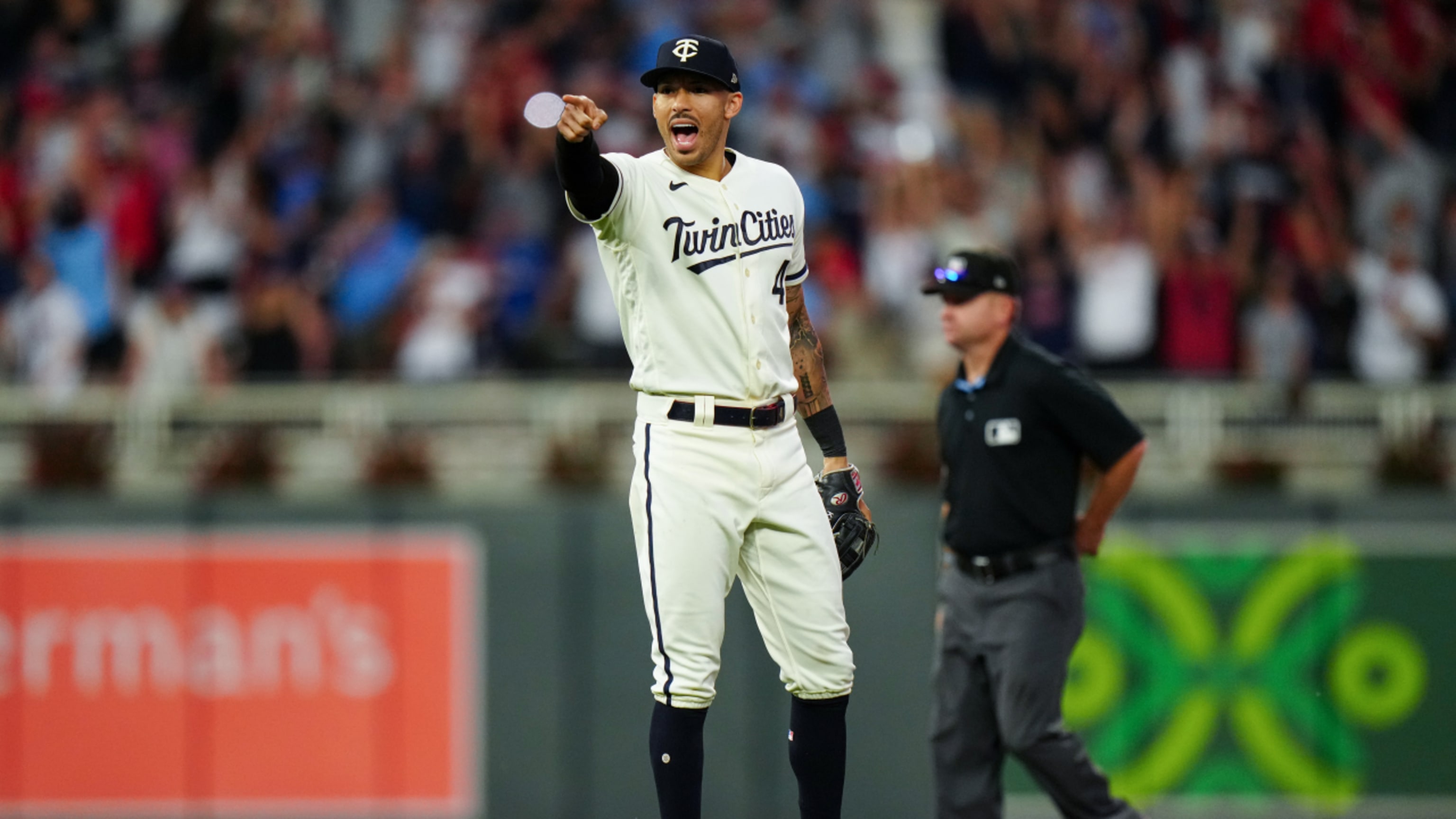 Correa atrapa a Bichette en el plato