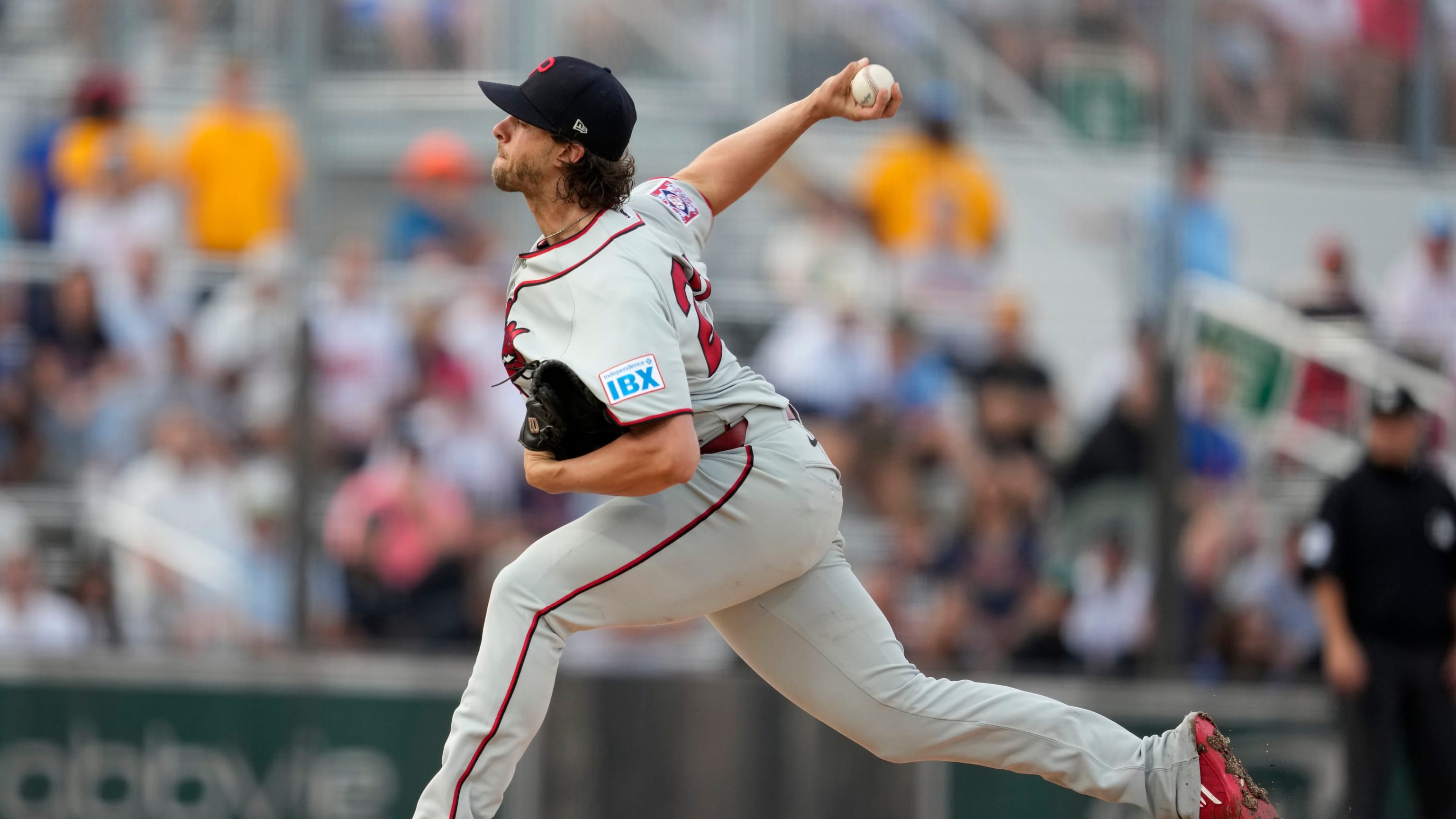 Aaron Nola sale de un aprieto con las bases llenas 