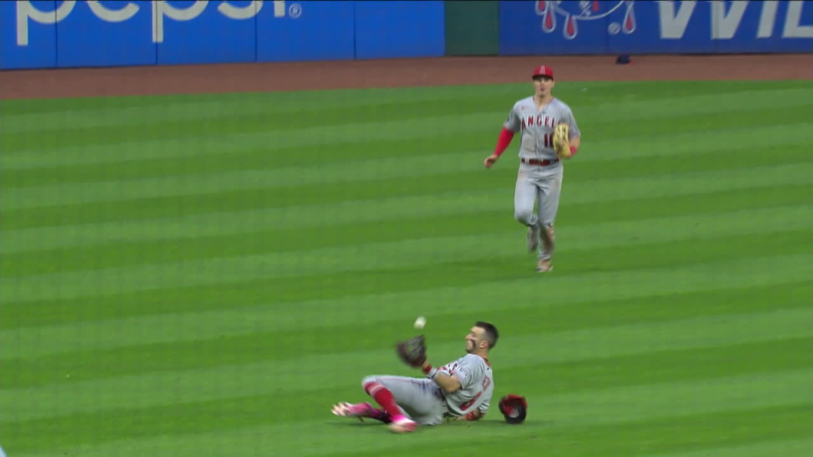 Neto's over-the-shoulder grab