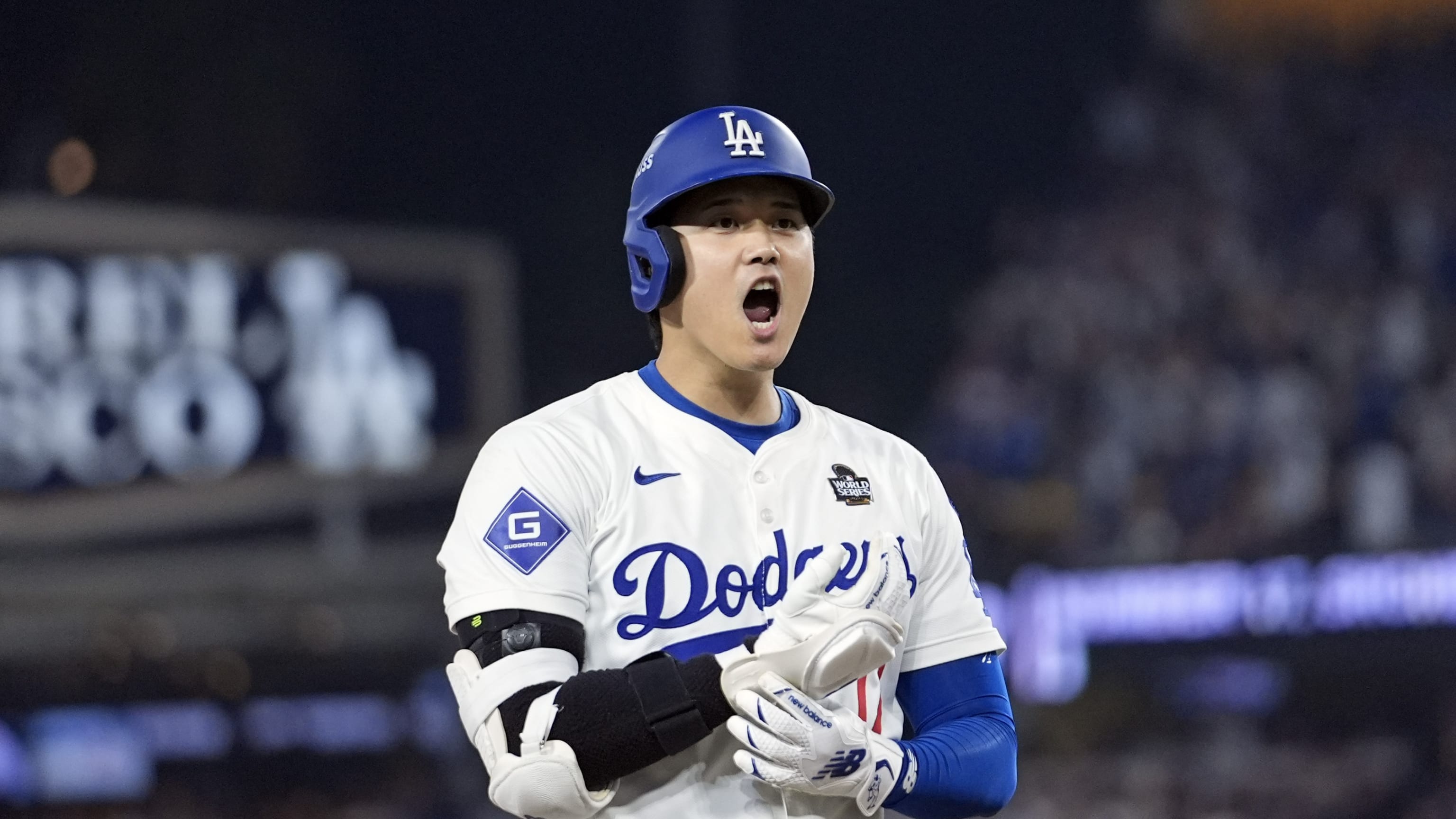 Shohei Ohtani doubles, advances to third on error