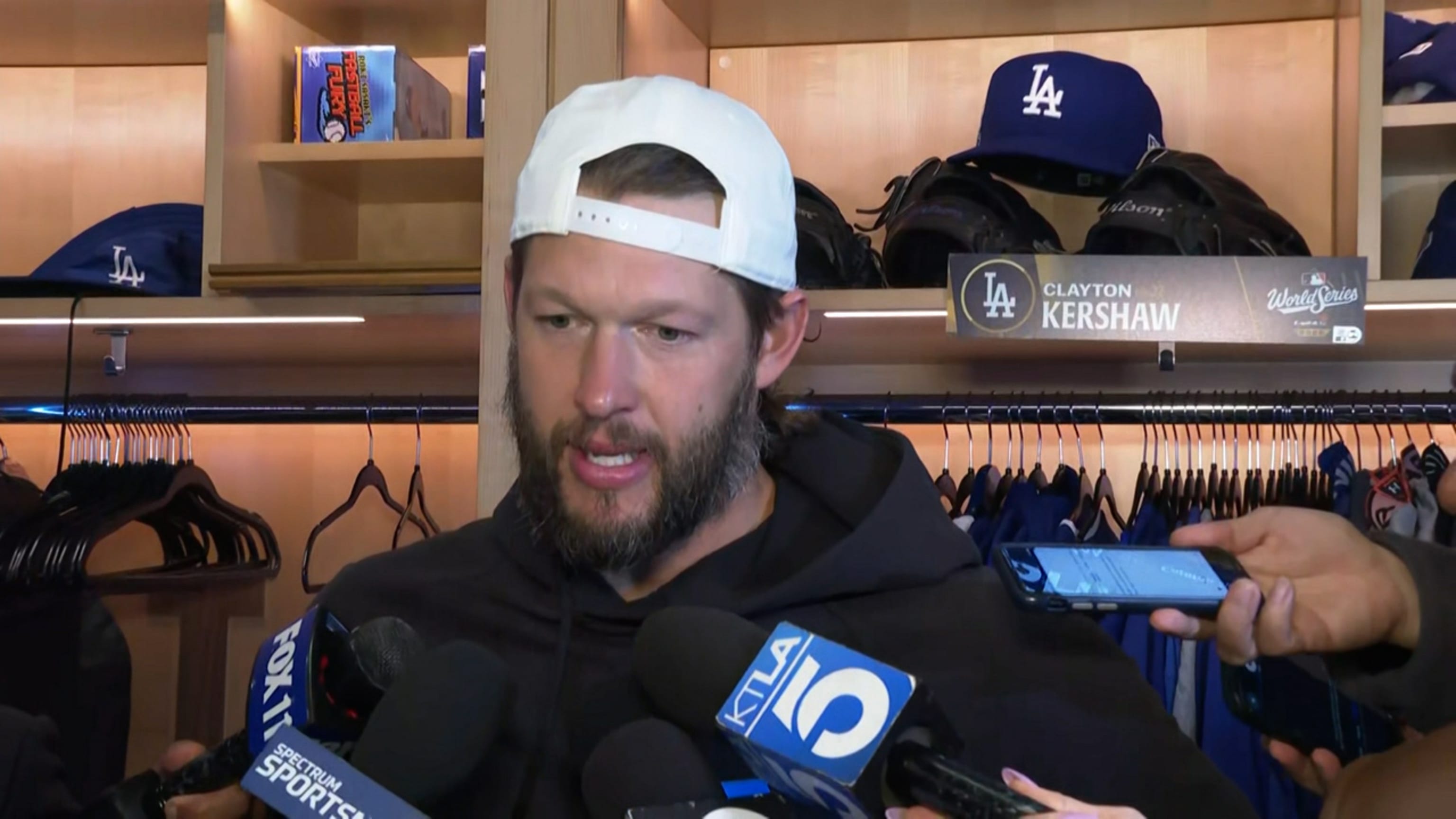 Clayton Kershaw gets big out in 12th inning of World Series Game 3