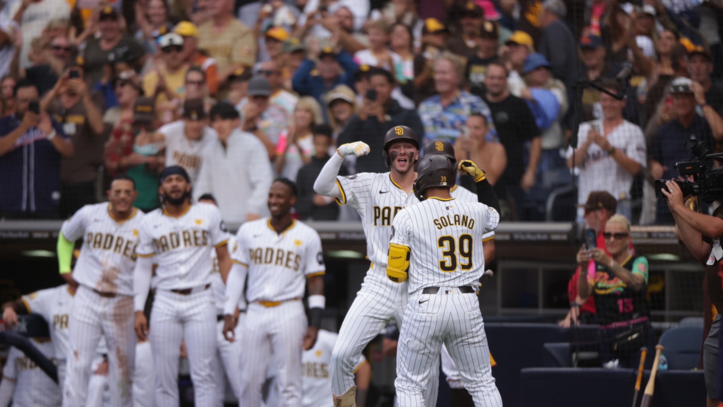 Donovan Solano arrives at Mariners Spring Training