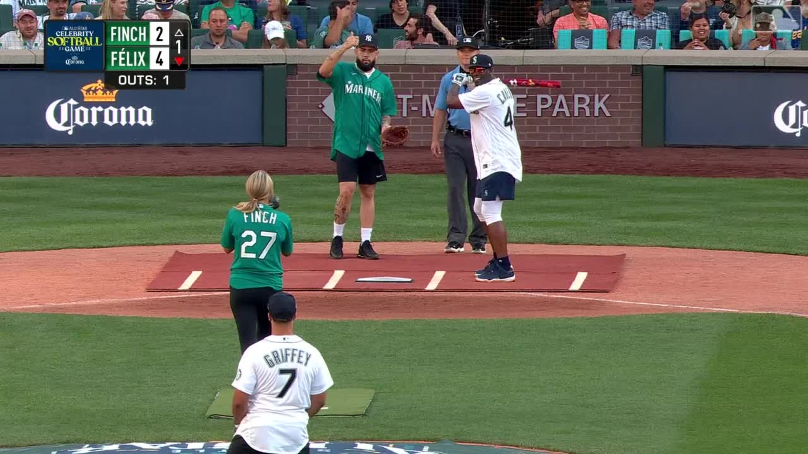 Jojo Siwa hits a homerun at celebrity all-star softball match-up