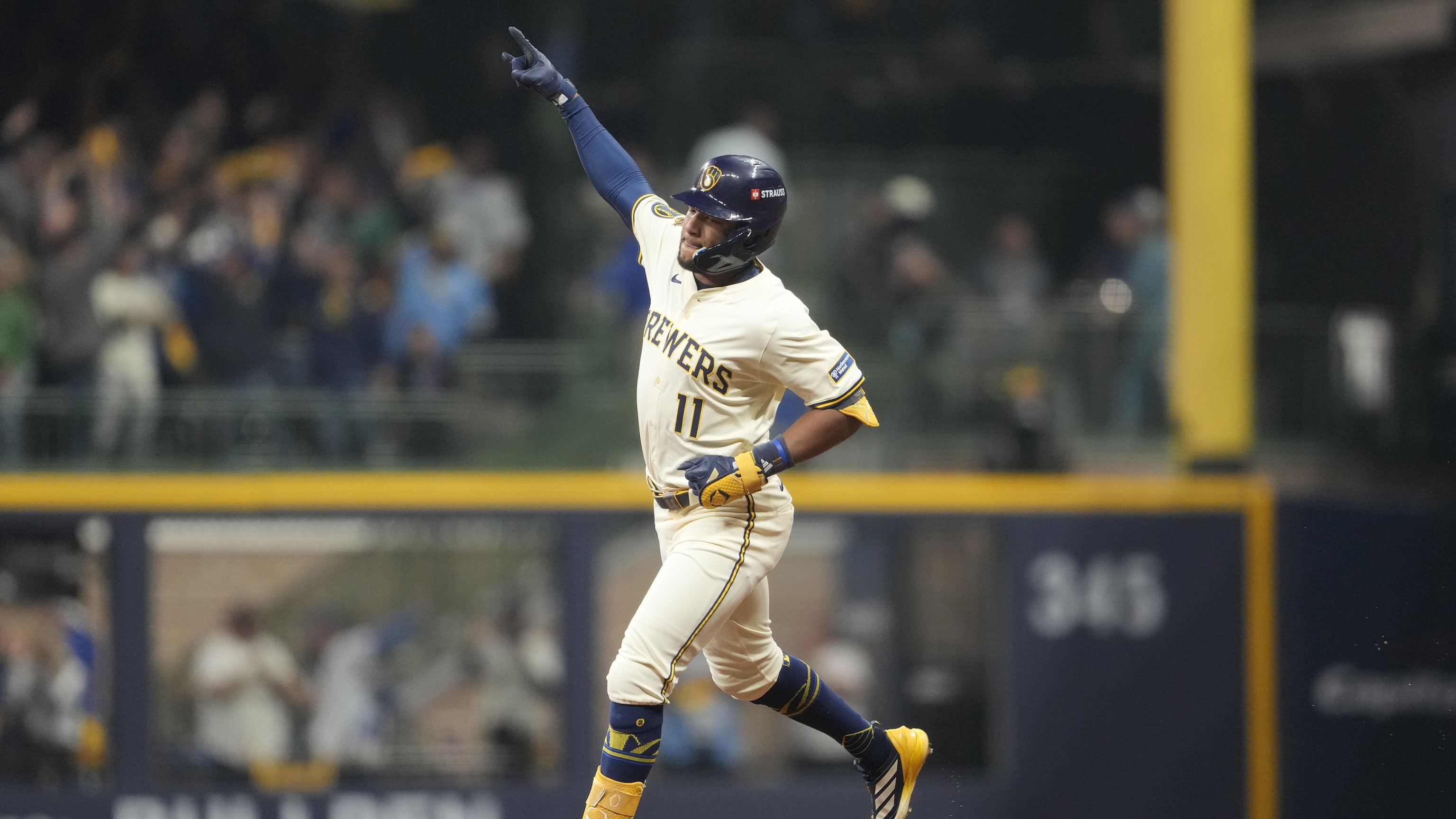 Jackson Chourio's leadoff home run