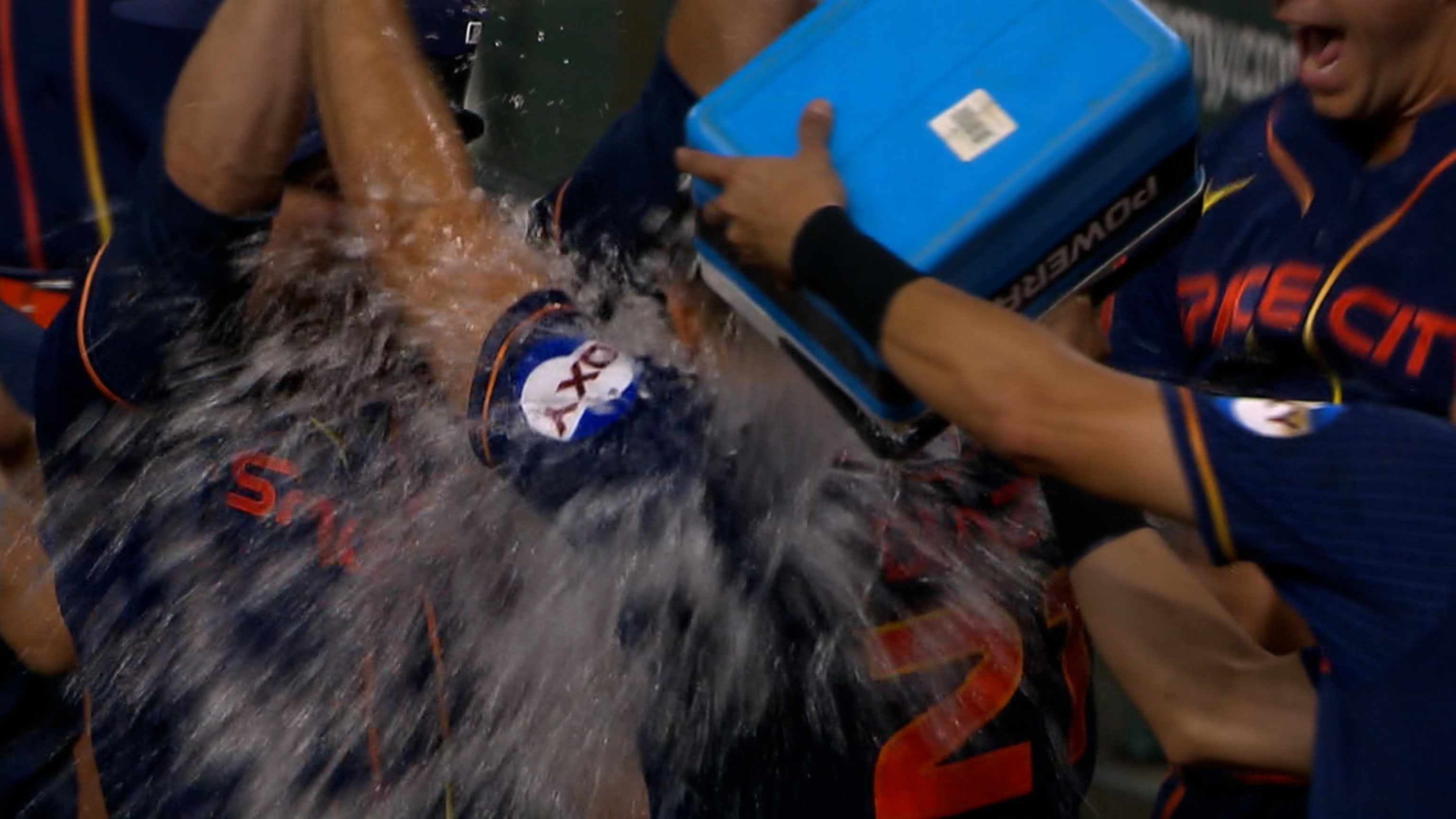 Yainer Díaz pega sencillo de oro