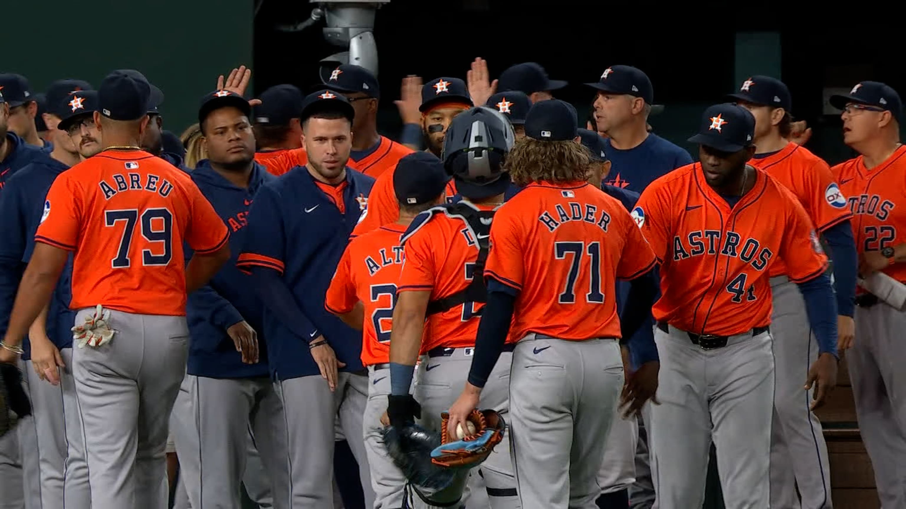 Astros lo ganan con doble play