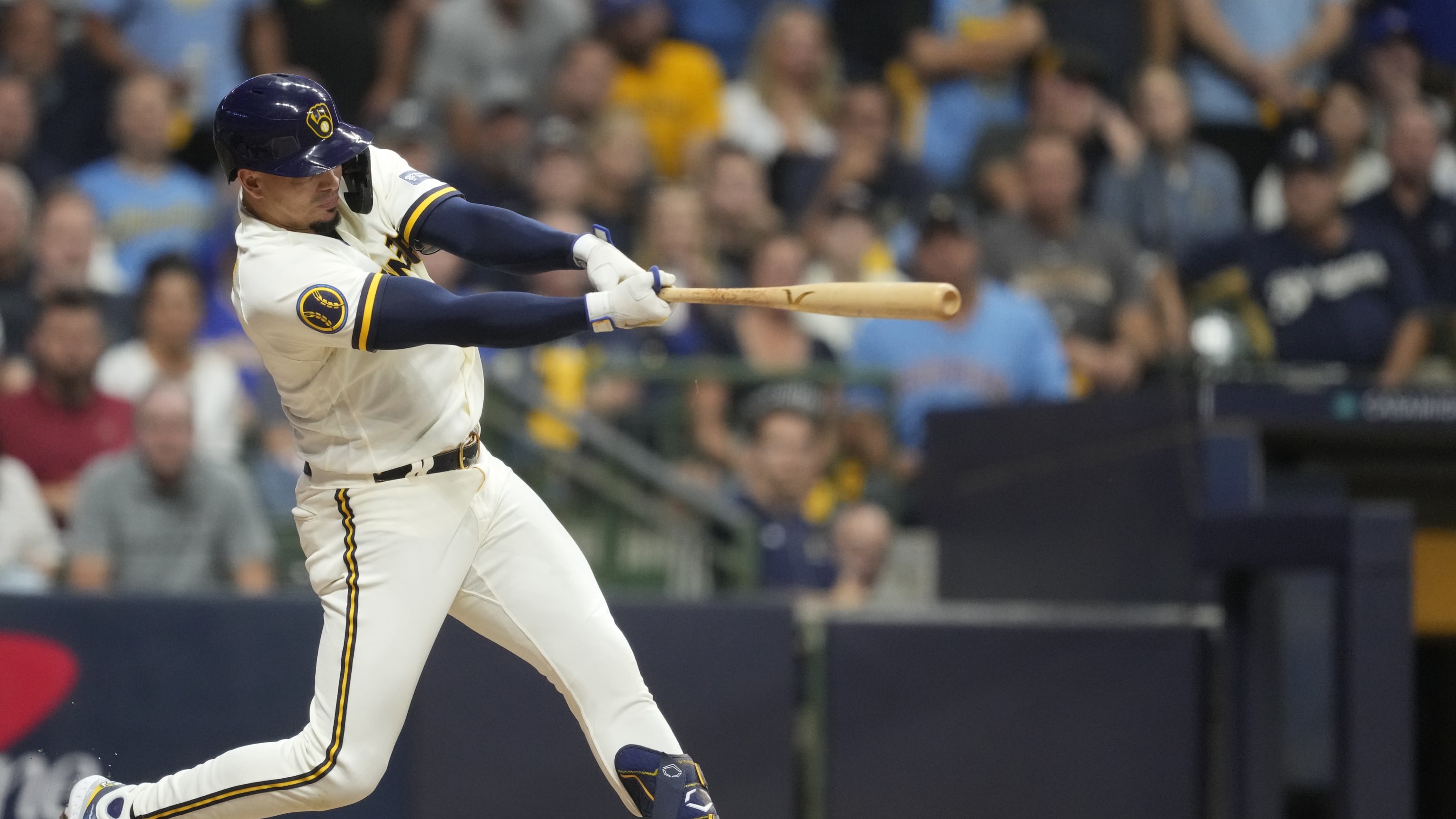 Brewers' offense rallies in ninth, wins 3-2 to sweep Pirates