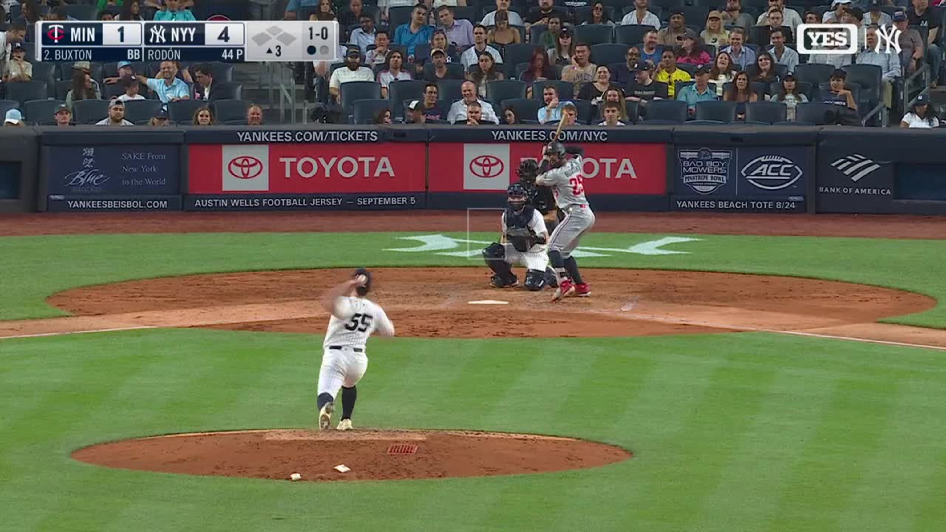 Goldschmidt sufre una aparente lesión de rodilla al recibir el balón