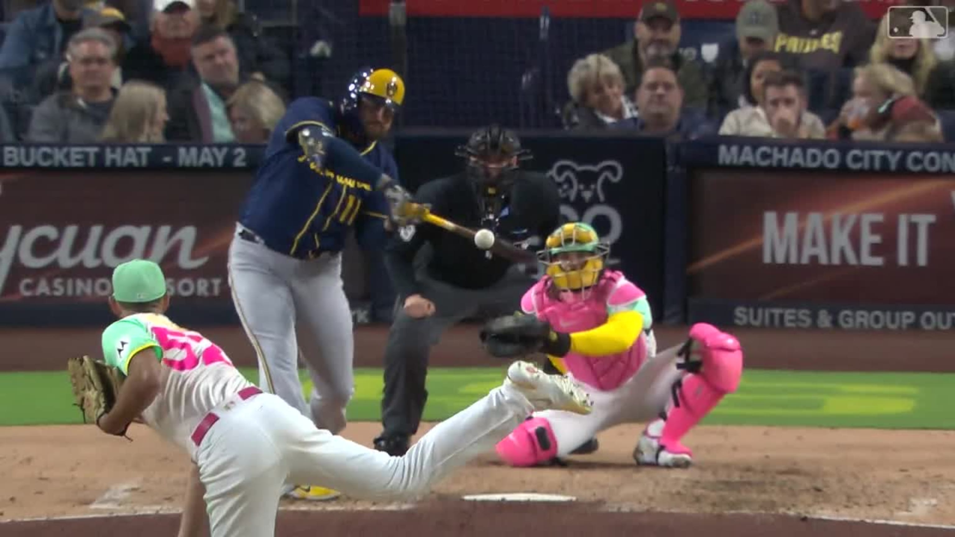 Rowdy Tellez homers twice as Brewers hold off Reds
