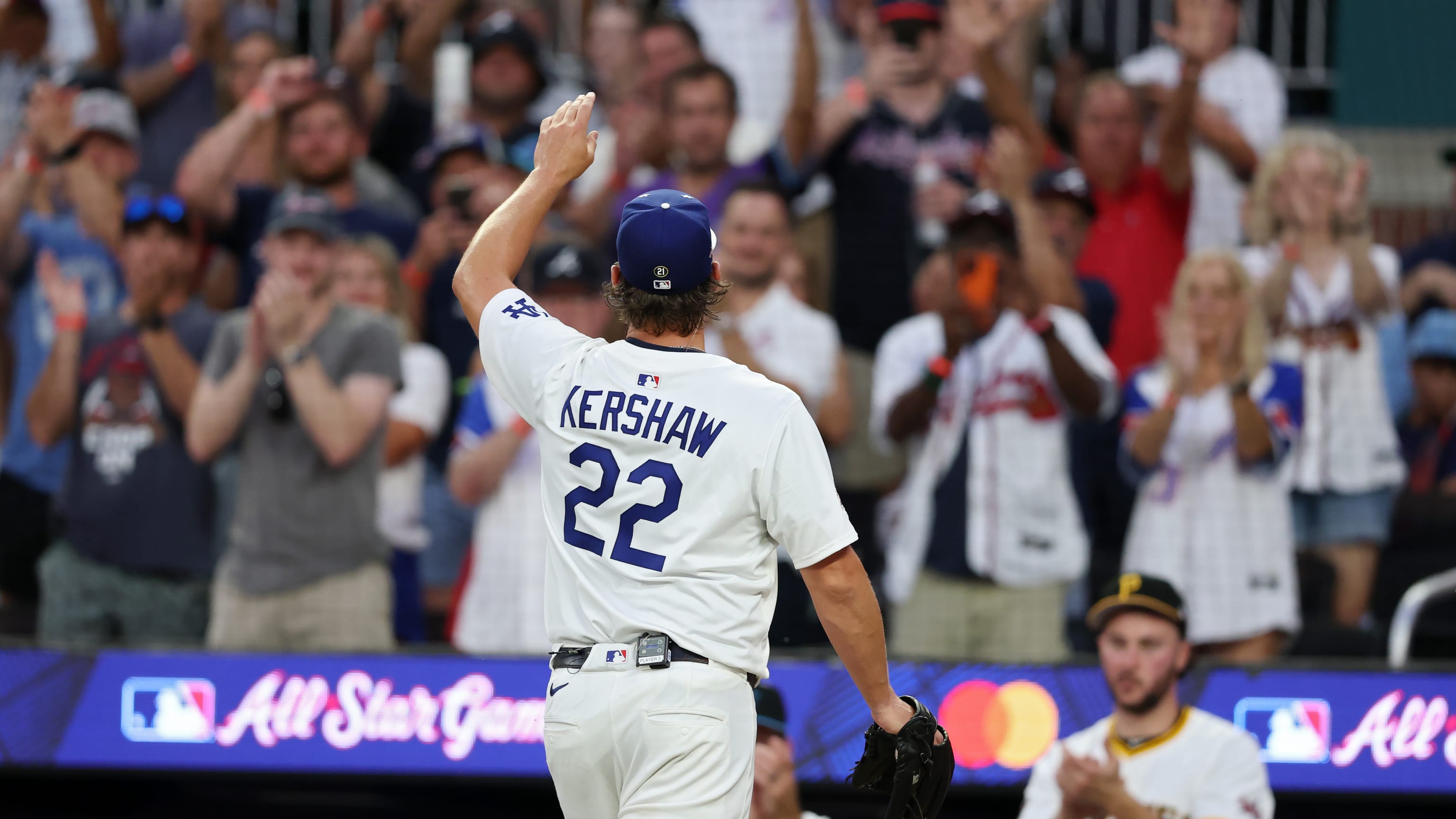 Clayton Kershaw logra ponche y sale con una ovación