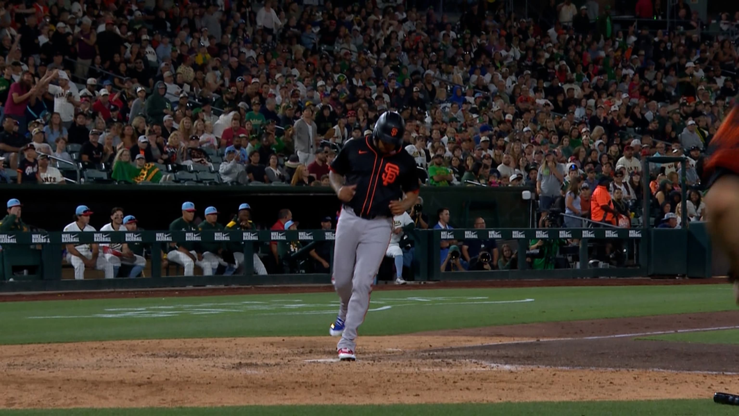  Dominic Smith scores on throwing error 