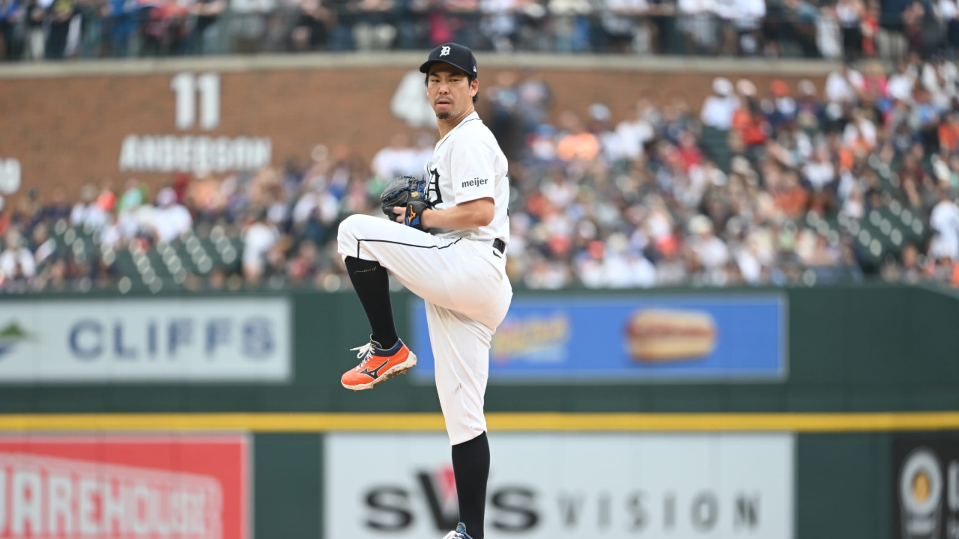Kenta Maeda fans Luis Robert Jr. 