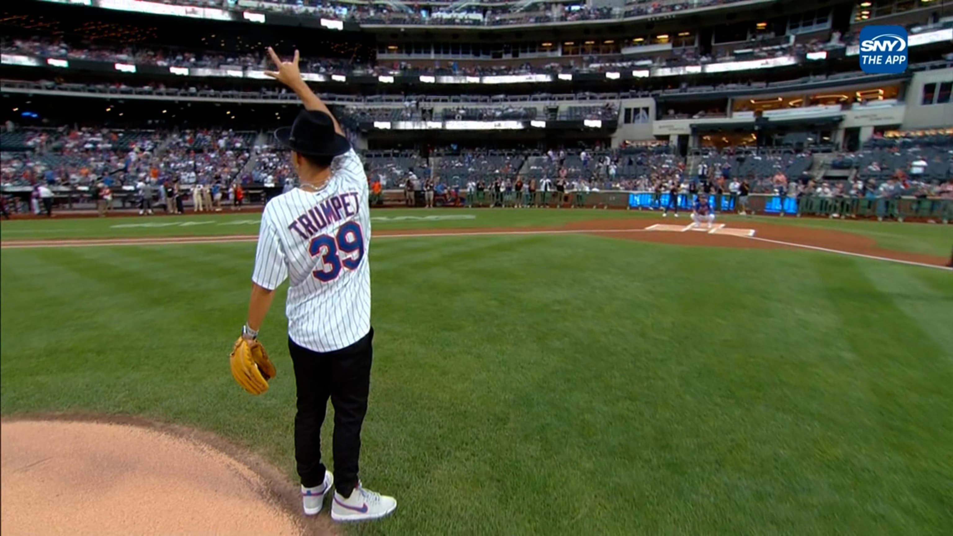 See Edwin Diaz take the mound for the Mets to the live sounds of