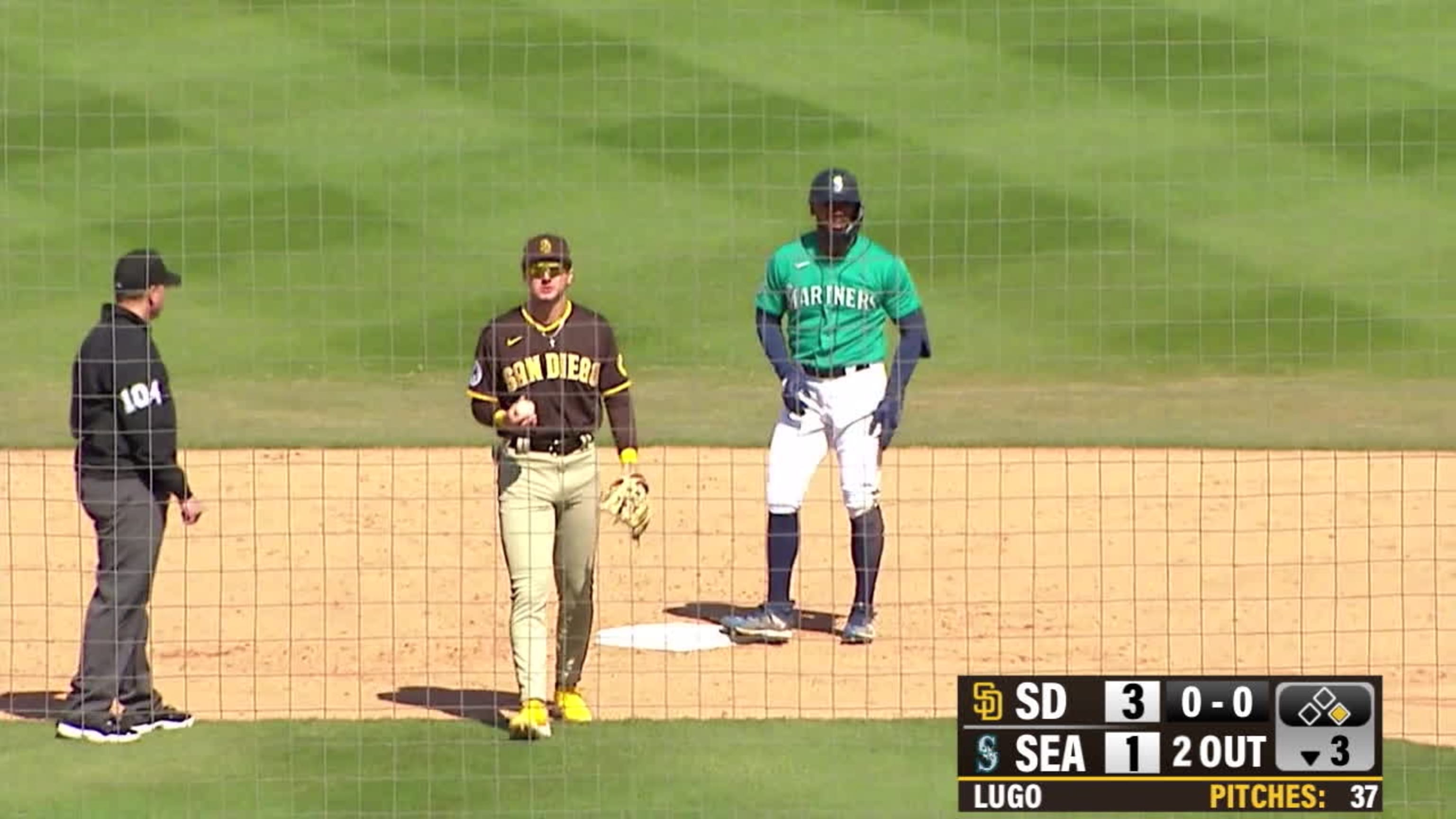 Hernández beats Tatis' throw 