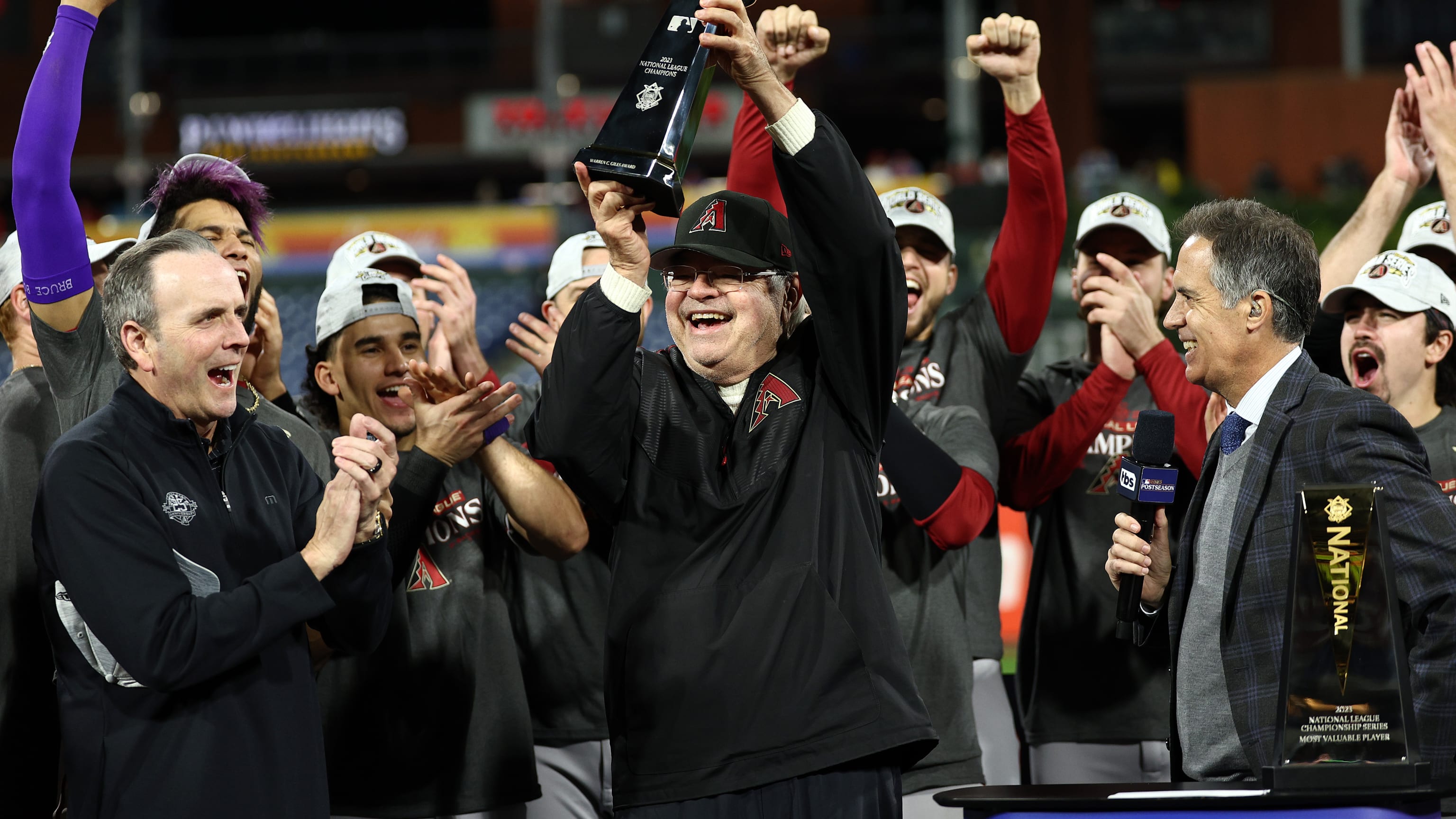 D-backs fans celebrate NLCS Game 4 win