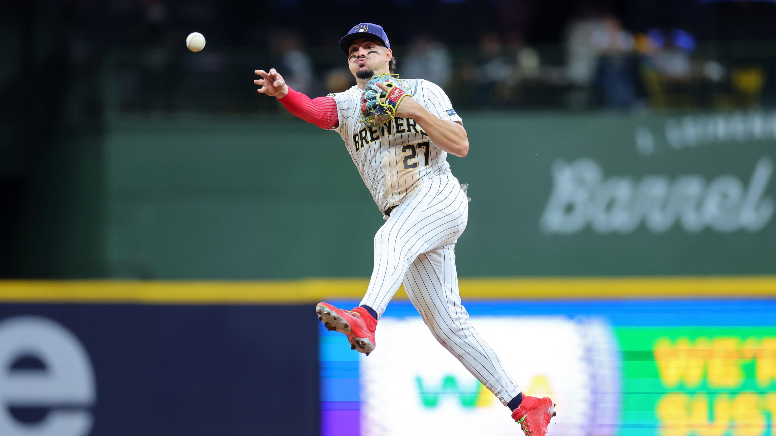 Difícil jugada al revés de Willy Adames