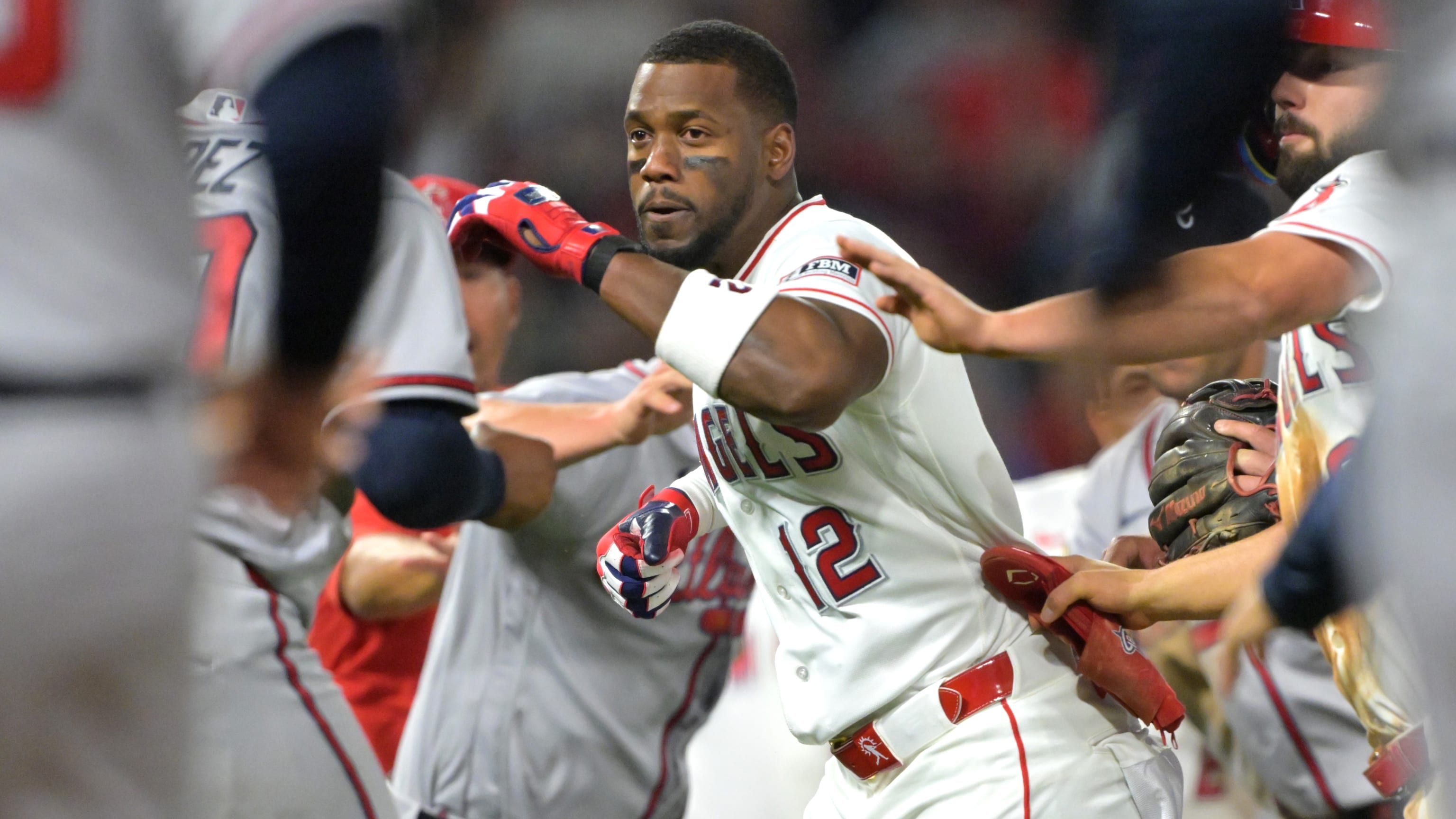Se vacían las bancas entre Bravos y Angelinos en el 5to inning