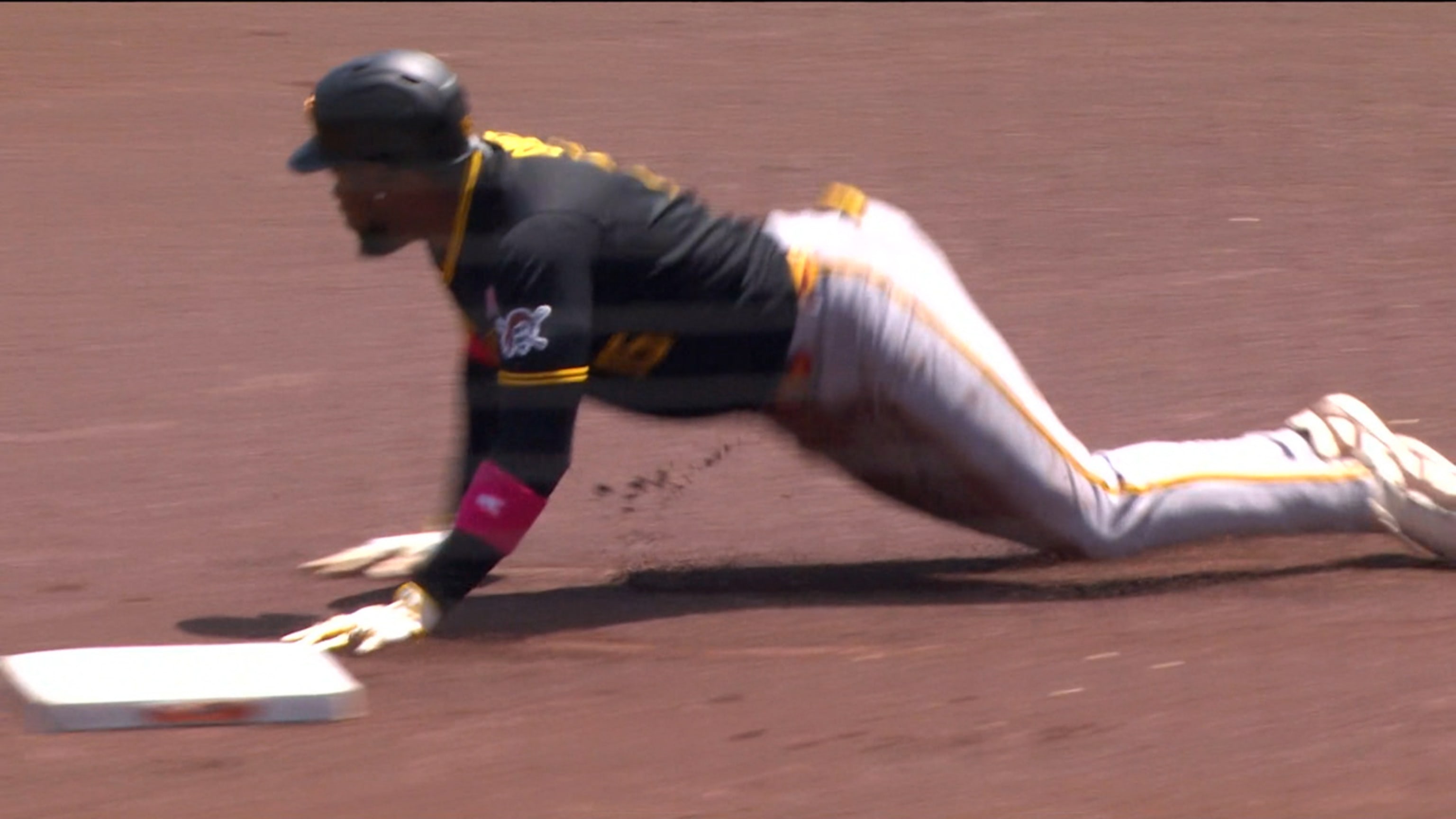 Oneil Cruz se roba 2da base y avanza a 3era por un error 