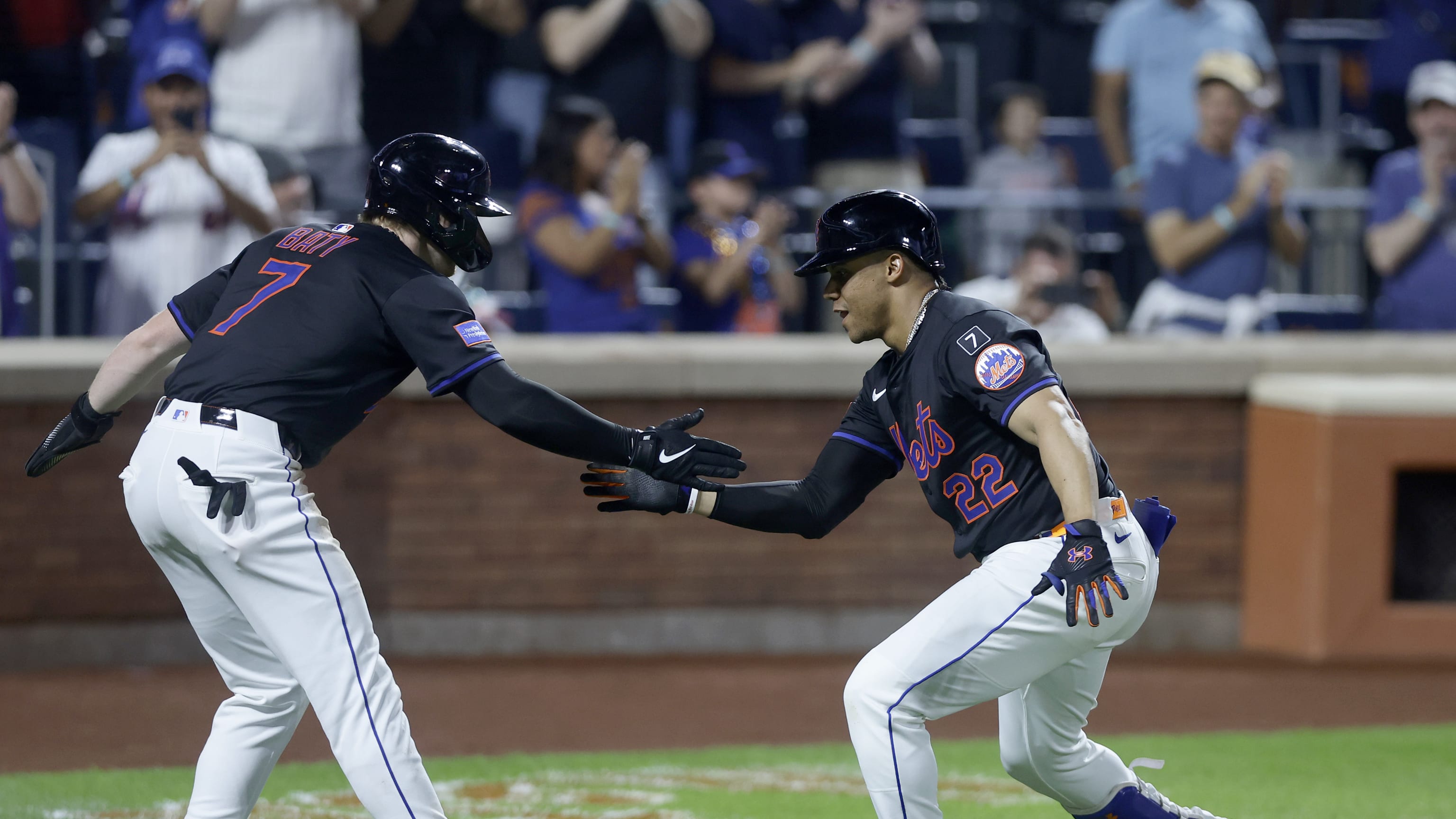 The Mets bring home six runs in the 4th inning